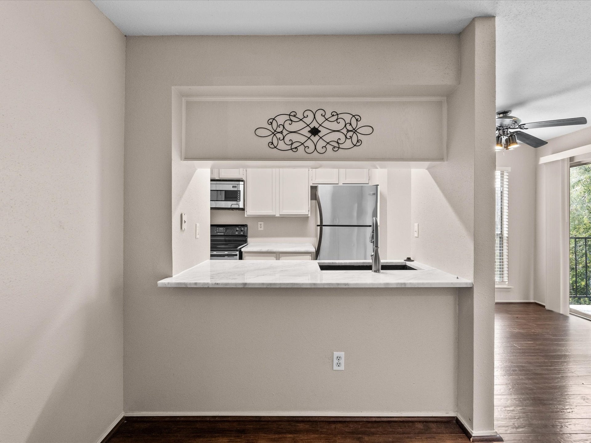 18519 Egret Bay Boulevard, #1802, Webster, TX 77058 Bar open to the kitchen.
