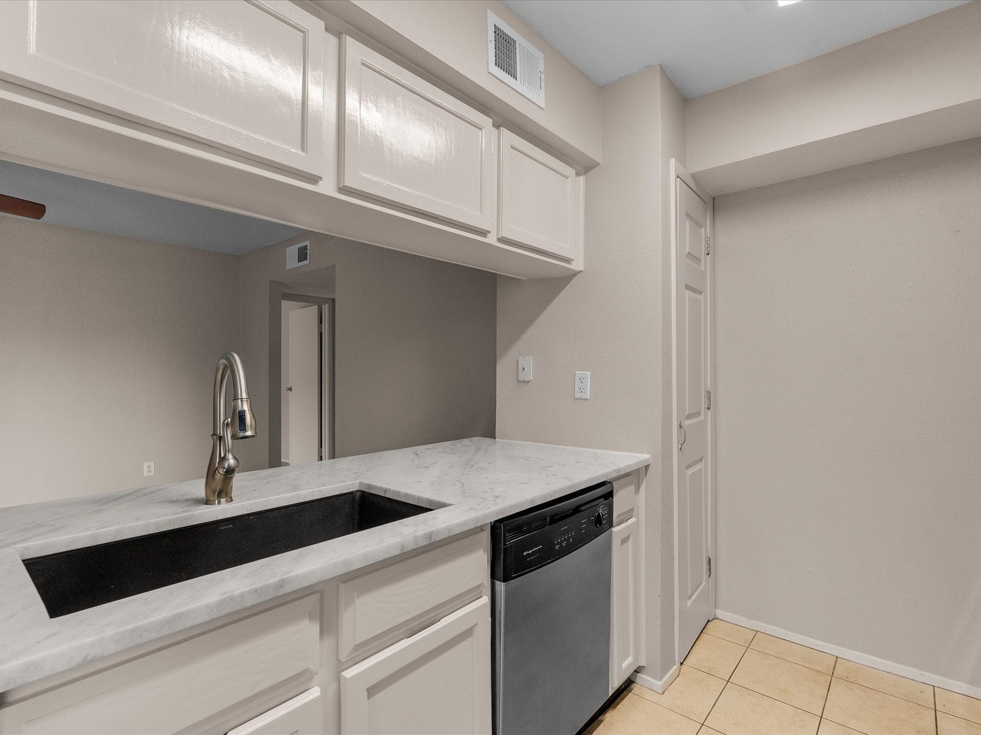 18519 Egret Bay Boulevard, #1802, Webster, TX 77058 Large updated sink and counters.