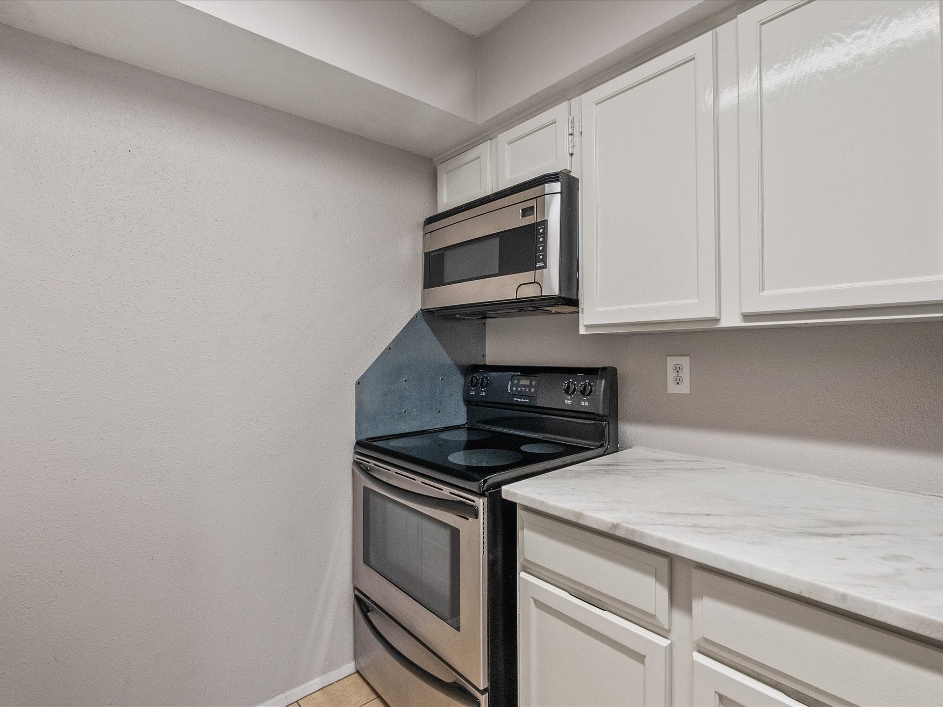 18519 Egret Bay Boulevard, #1802, Webster, TX 77058 Built-in microwave above the stove.