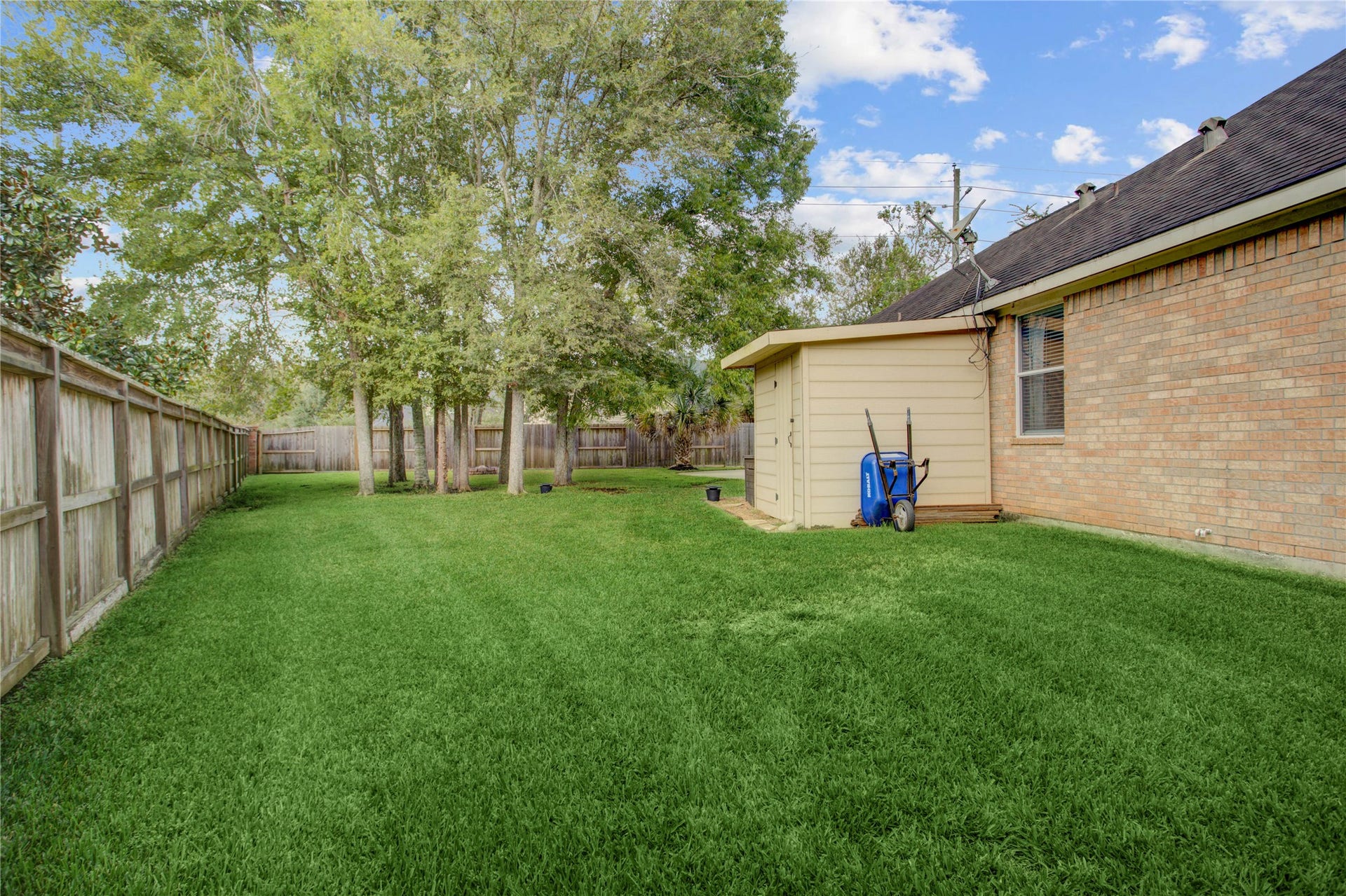 3503 Kent Knoll, Missouri City, TX 77459 Air conditioned shed "dog condo"