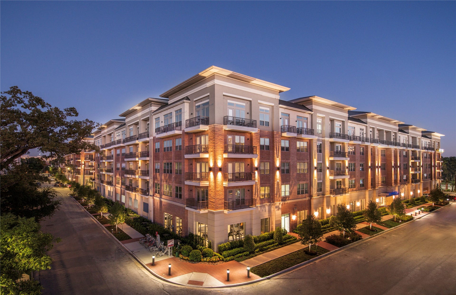 180 Malone Street, #2203, Houston, TX 77007 Located on tree lined residential streets just 8 minutes to Downtown! Central location to all of Houston's business districts