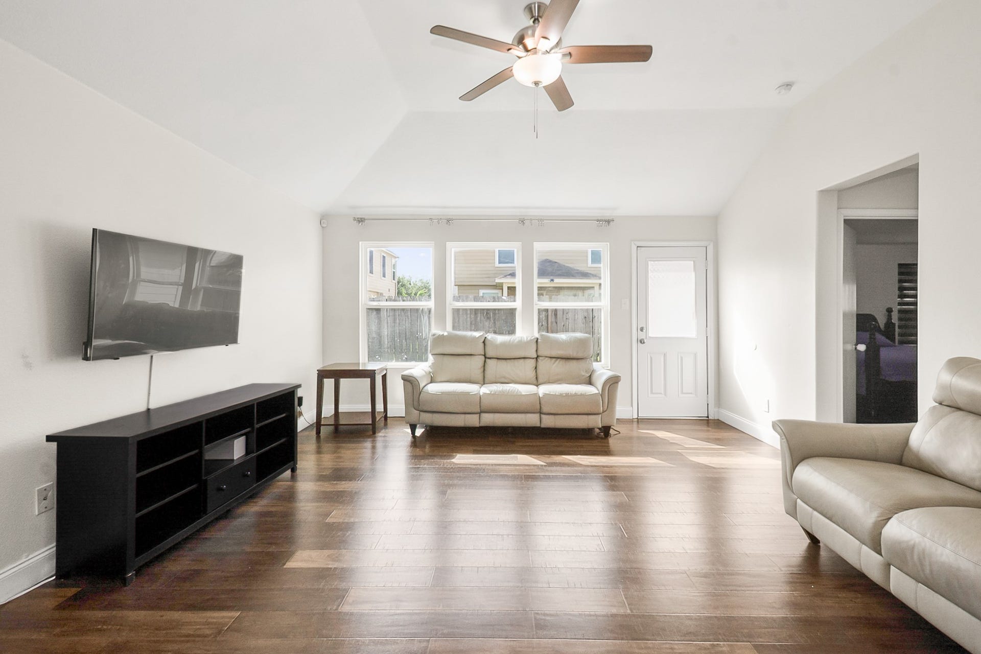 12510 Greencanyon Drive, Houston, TX 77044 Spacious Living Room