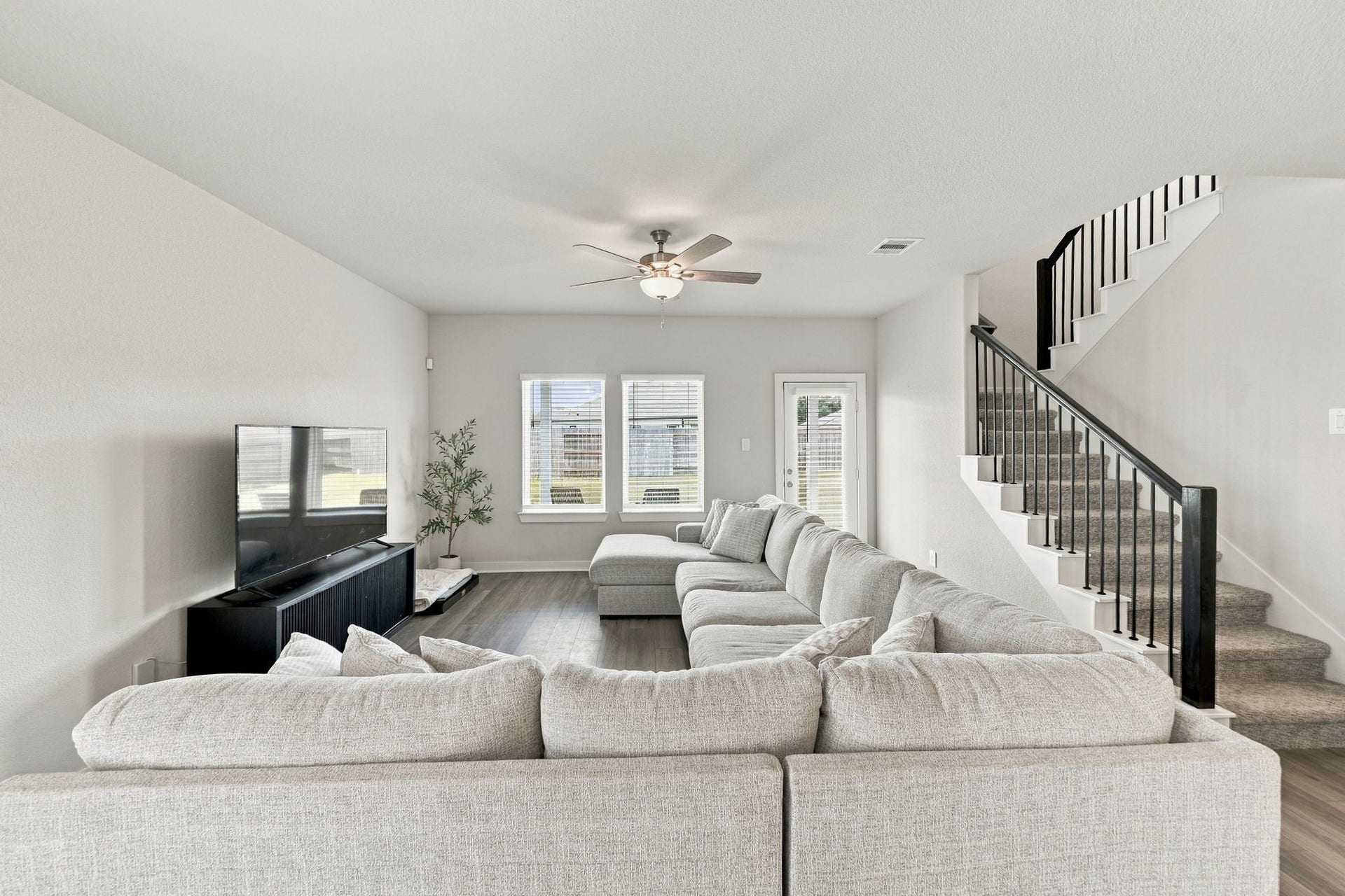 18618 Austin Ridge Drive, Crosby, TX 77532 Living Room