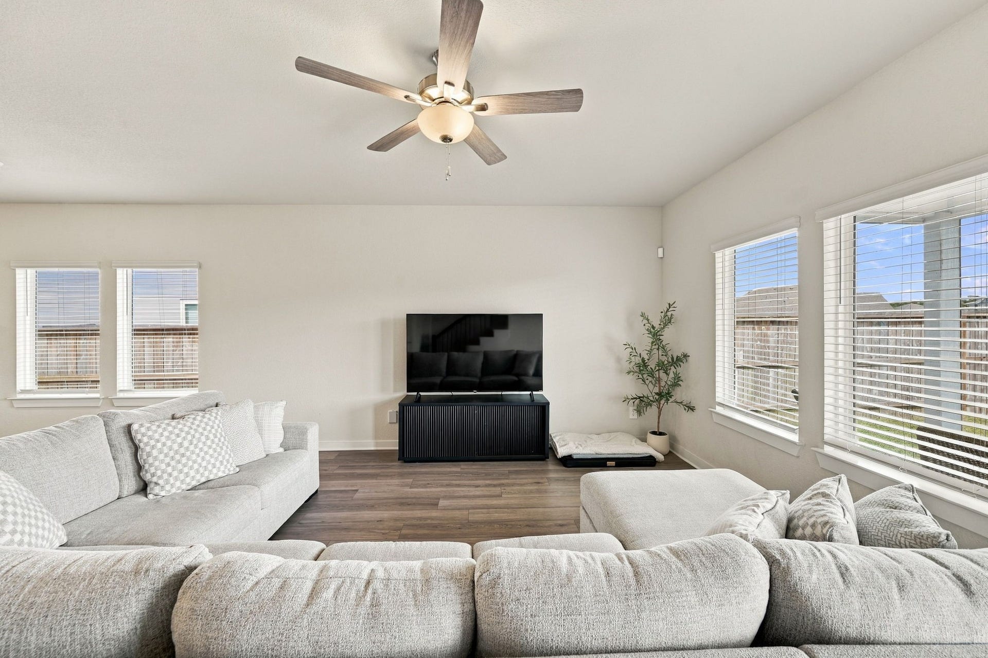 18618 Austin Ridge Drive, Crosby, TX 77532 Living Room