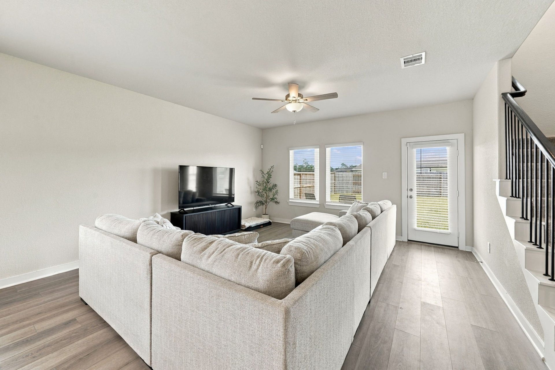 18618 Austin Ridge Drive, Crosby, TX 77532 Living Room