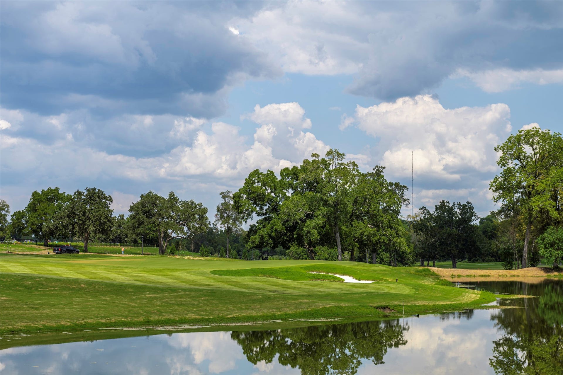 Enjoy serene views and championship play on the private 9-hole golf course designed by golf legend Tom Lehmandesigned for beauty, challenge, and relaxation in every round. Perfect for players of all levels