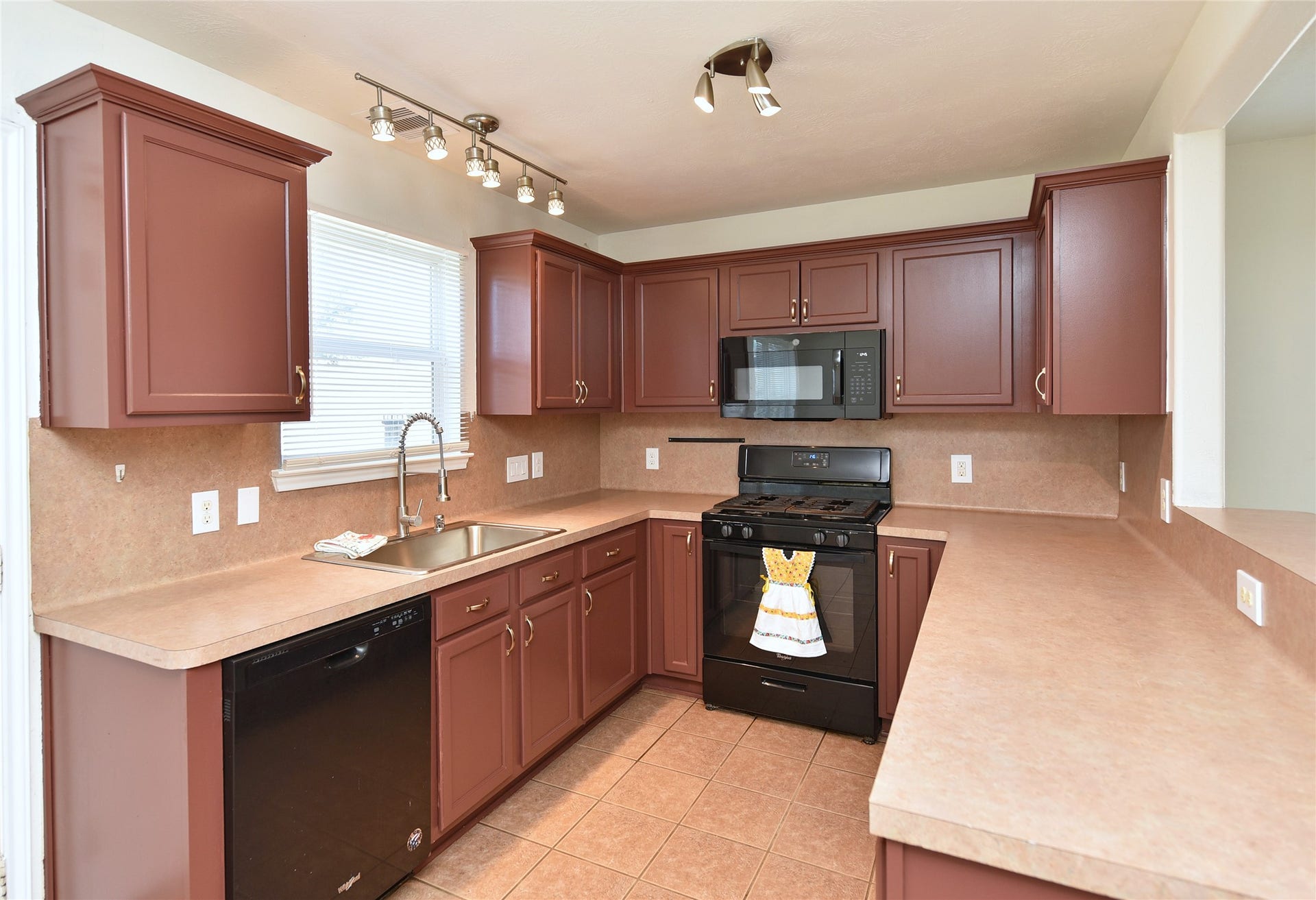 6711 Haven Forest Lane, Rosenberg, TX 77469 The gas stove is most serious cooks choice.