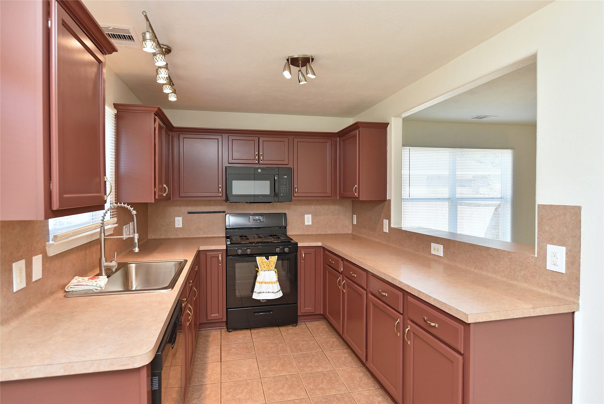 6711 Haven Forest Lane, Rosenberg, TX 77469 Aother view of the kitchen.