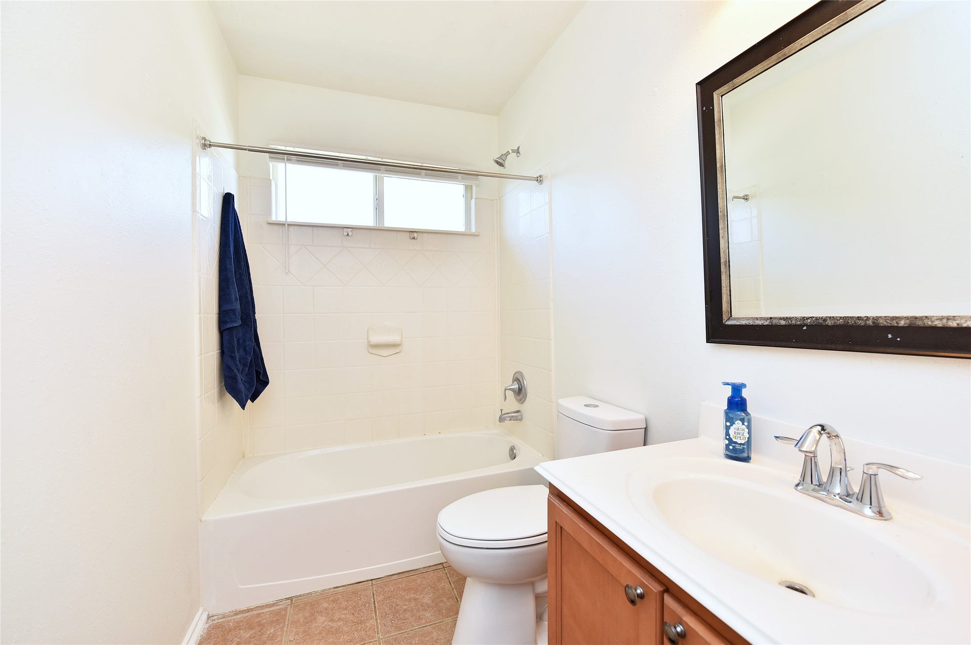 6711 Haven Forest Lane, Rosenberg, TX 77469 Upstairs bath with tub/shower combination.