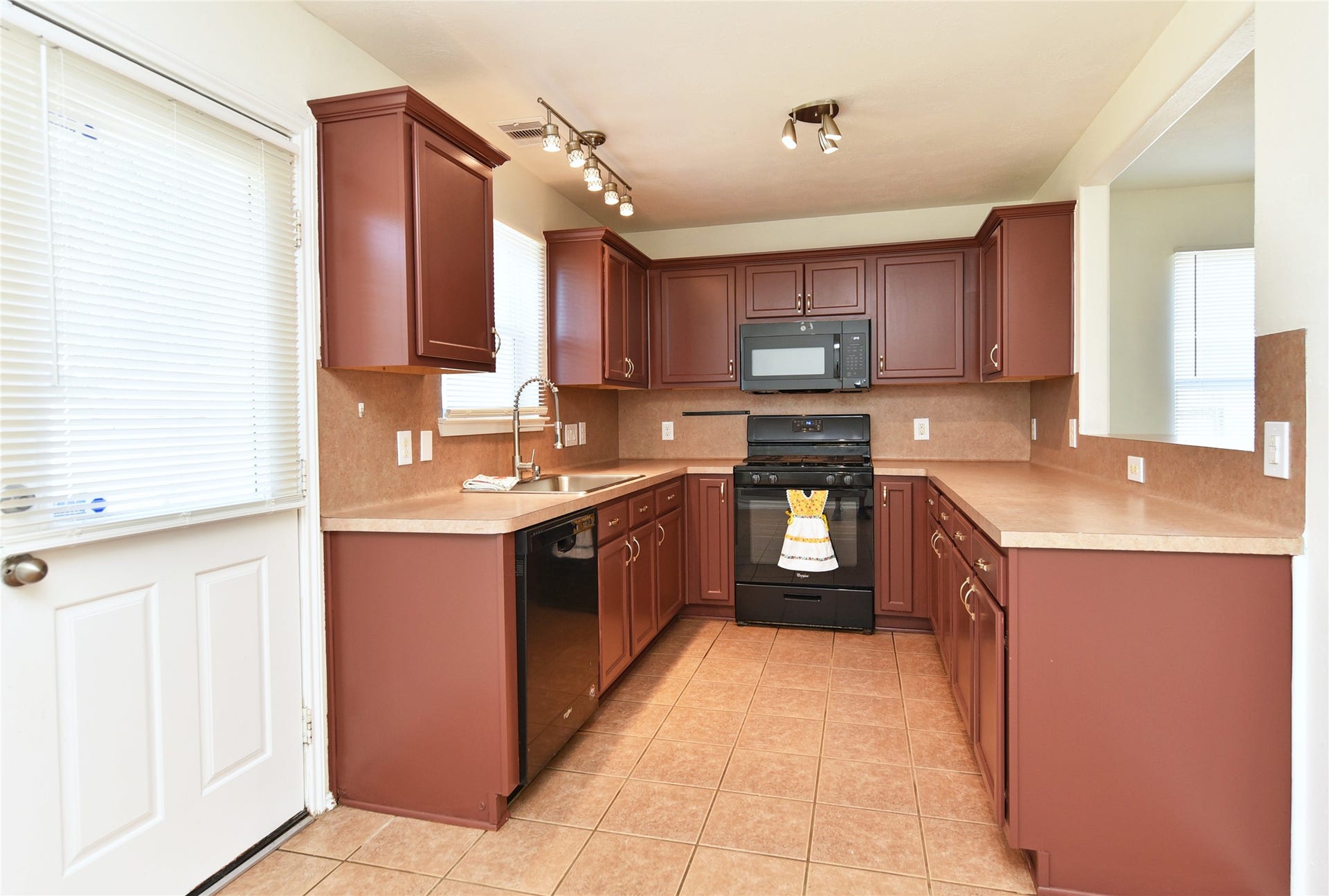 6711 Haven Forest Lane, Rosenberg, TX 77469 This kitchen features a just installed microwave, oversized kitchen sink and faucet.
