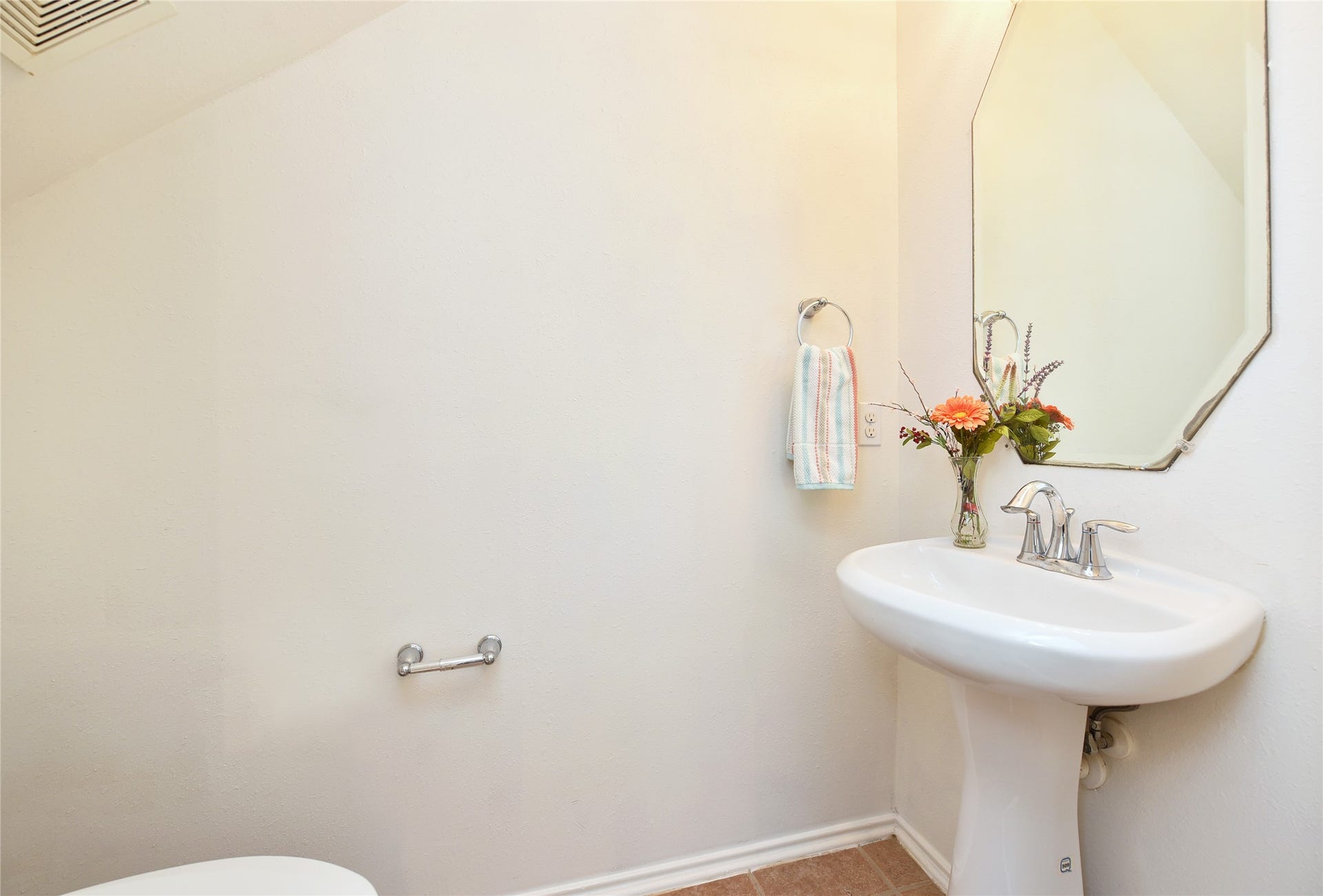 6711 Haven Forest Lane, Rosenberg, TX 77469 The half bath is conveniently located down stairs for guests.