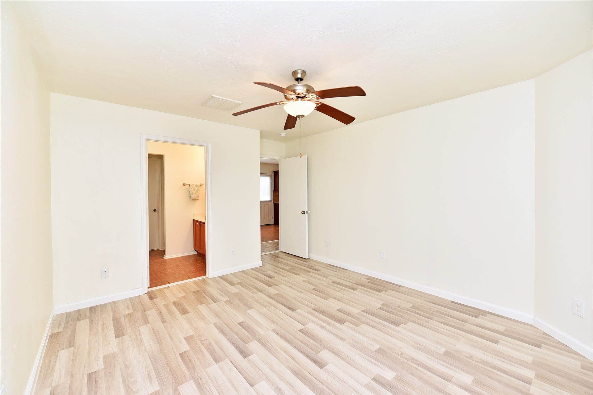 6711 Haven Forest Lane, Rosenberg, TX 77469 From the primary into the ensuite.