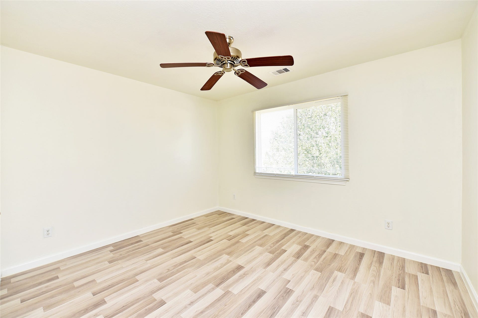 6711 Haven Forest Lane, Rosenberg, TX 77469 Secondary bedroom.