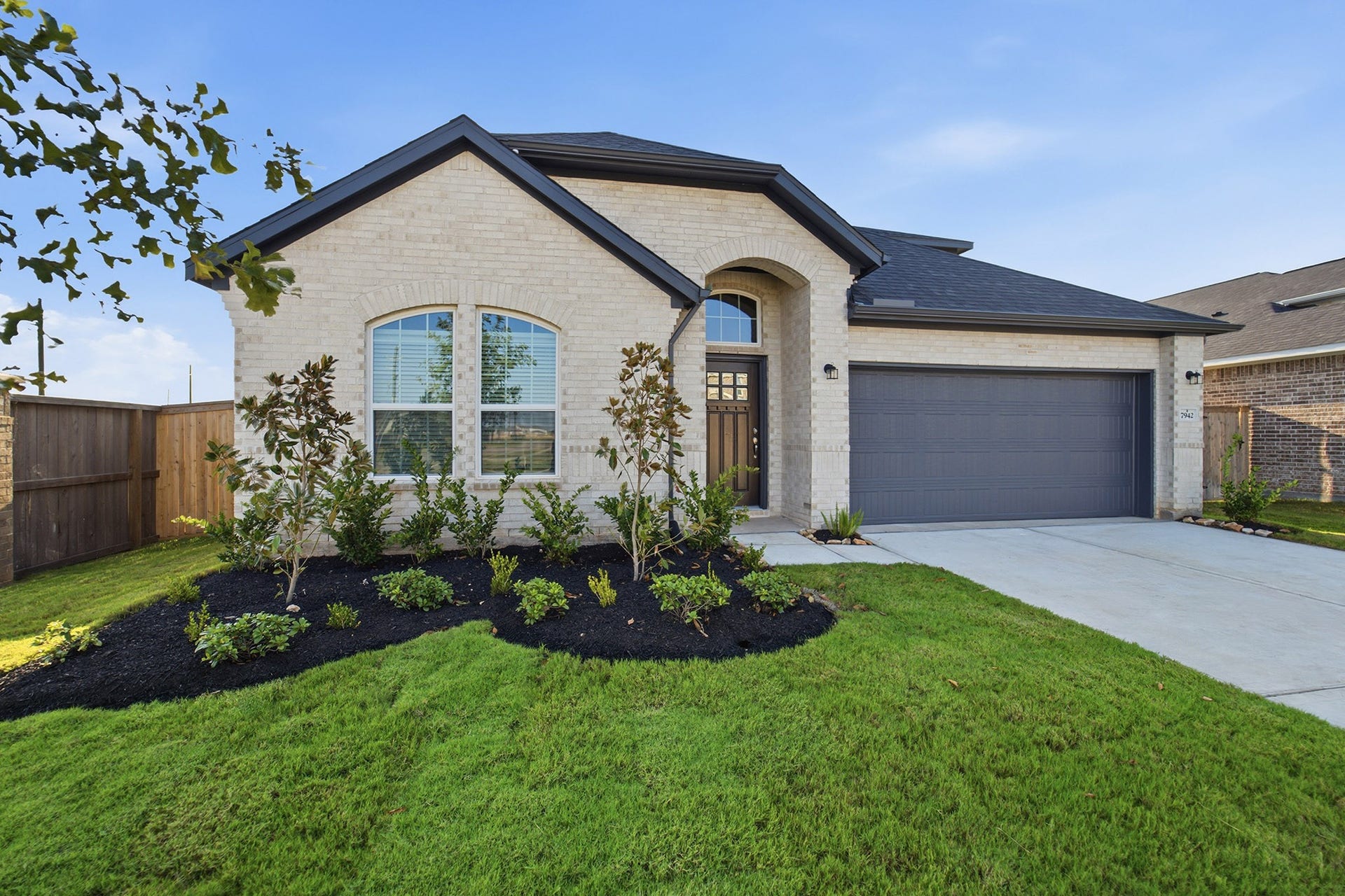 7942 Jade Crest Drive, Angleton, TX 77515