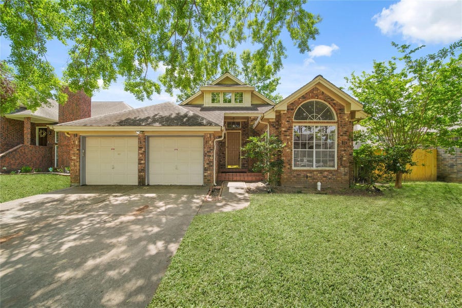 Property photo for 2923 Plantation Wood Lane, Missouri City, TX