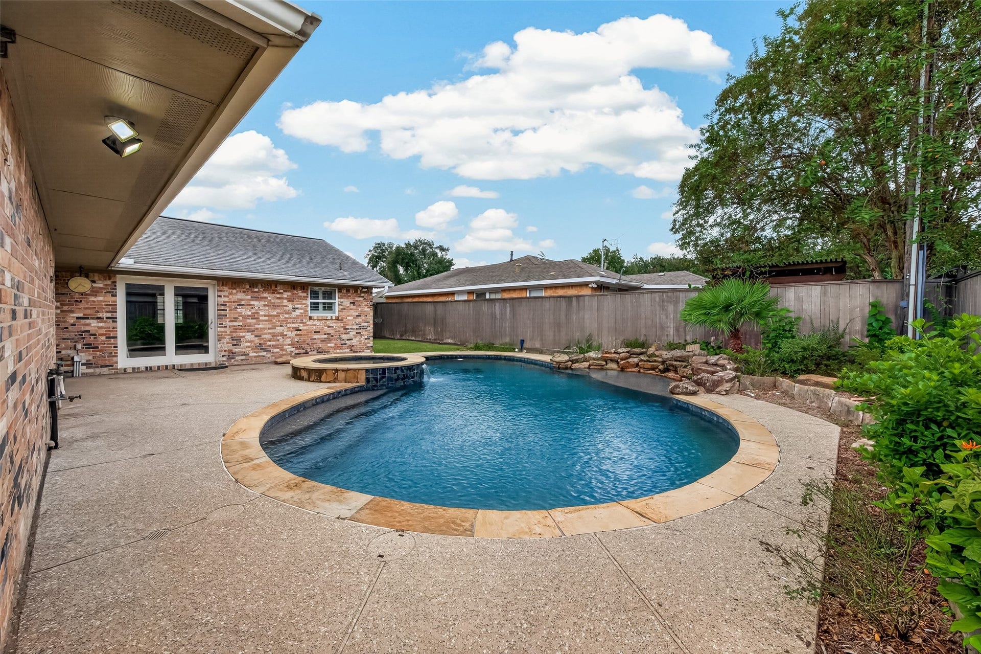 2210 Lazybrook Drive, Houston, TX 77008 2210 Lazybrook Drive, Houston, TX 77008