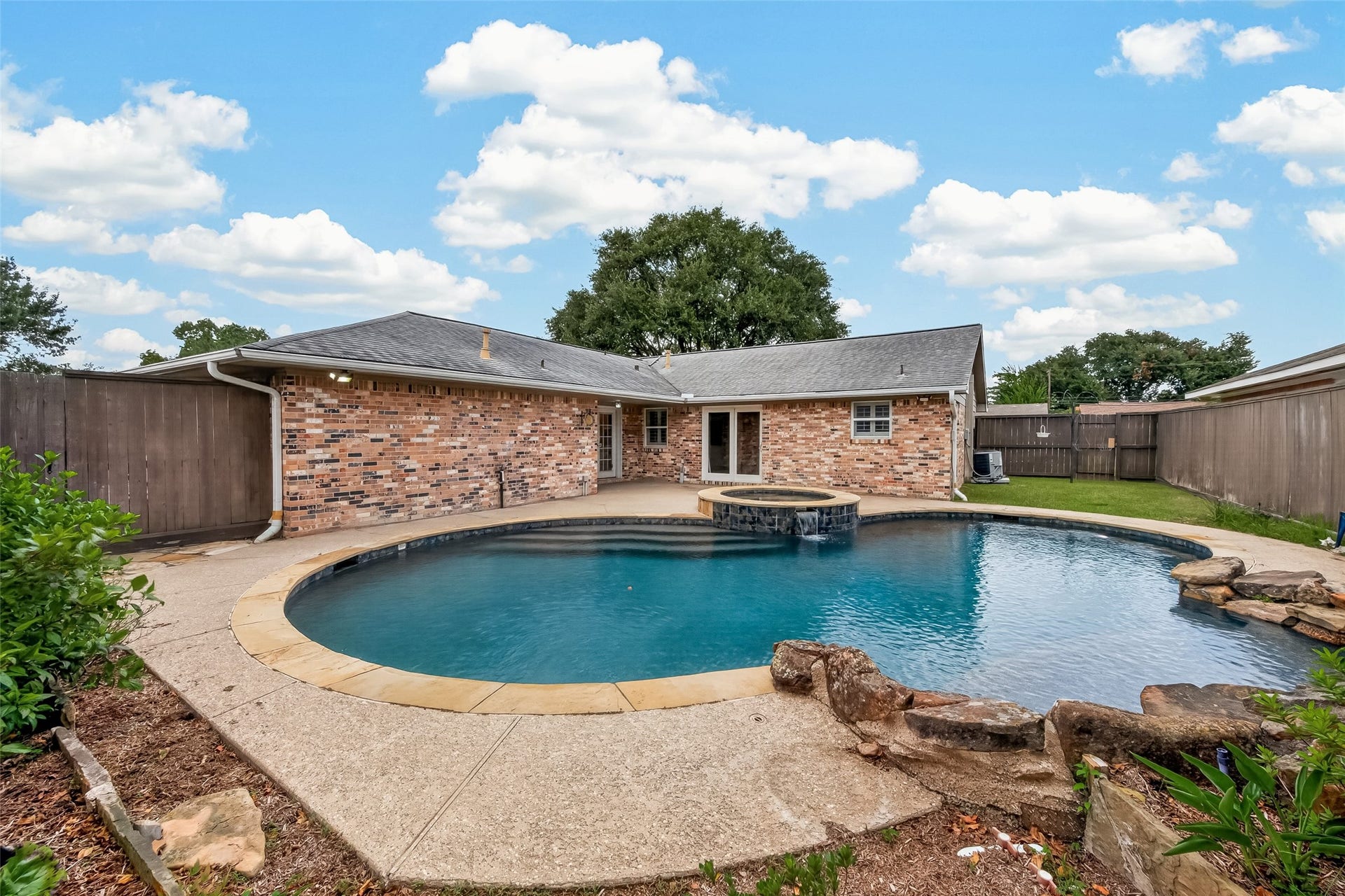 2210 Lazybrook Drive, Houston, TX 77008 2210 Lazybrook Drive, Houston, TX 77008