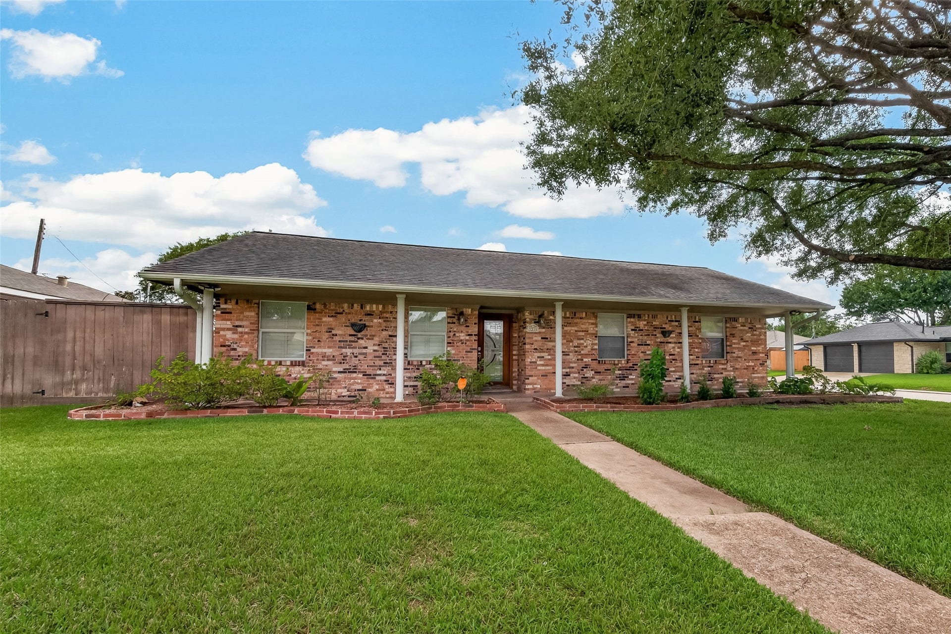 2210 Lazybrook Drive, Houston, TX 77008 2210 Lazybrook Drive, Houston, TX 77008