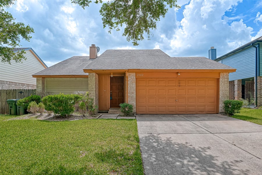 Property photo for 2102 Creekshire Drive, Sugar Land, TX