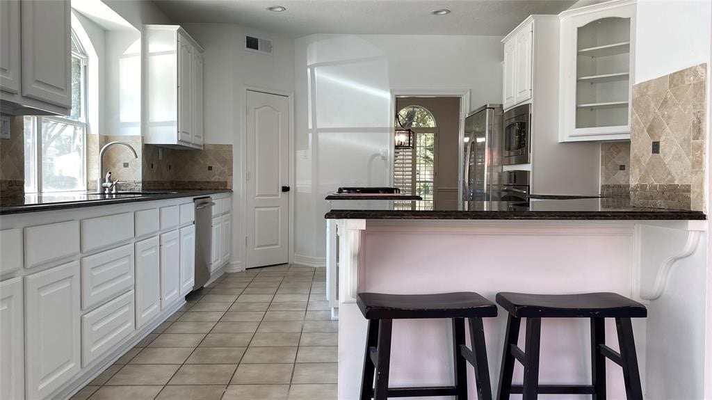 5510 Cherry Creek Bend Court, Houston, TX 77041 open plan and stainless appliances