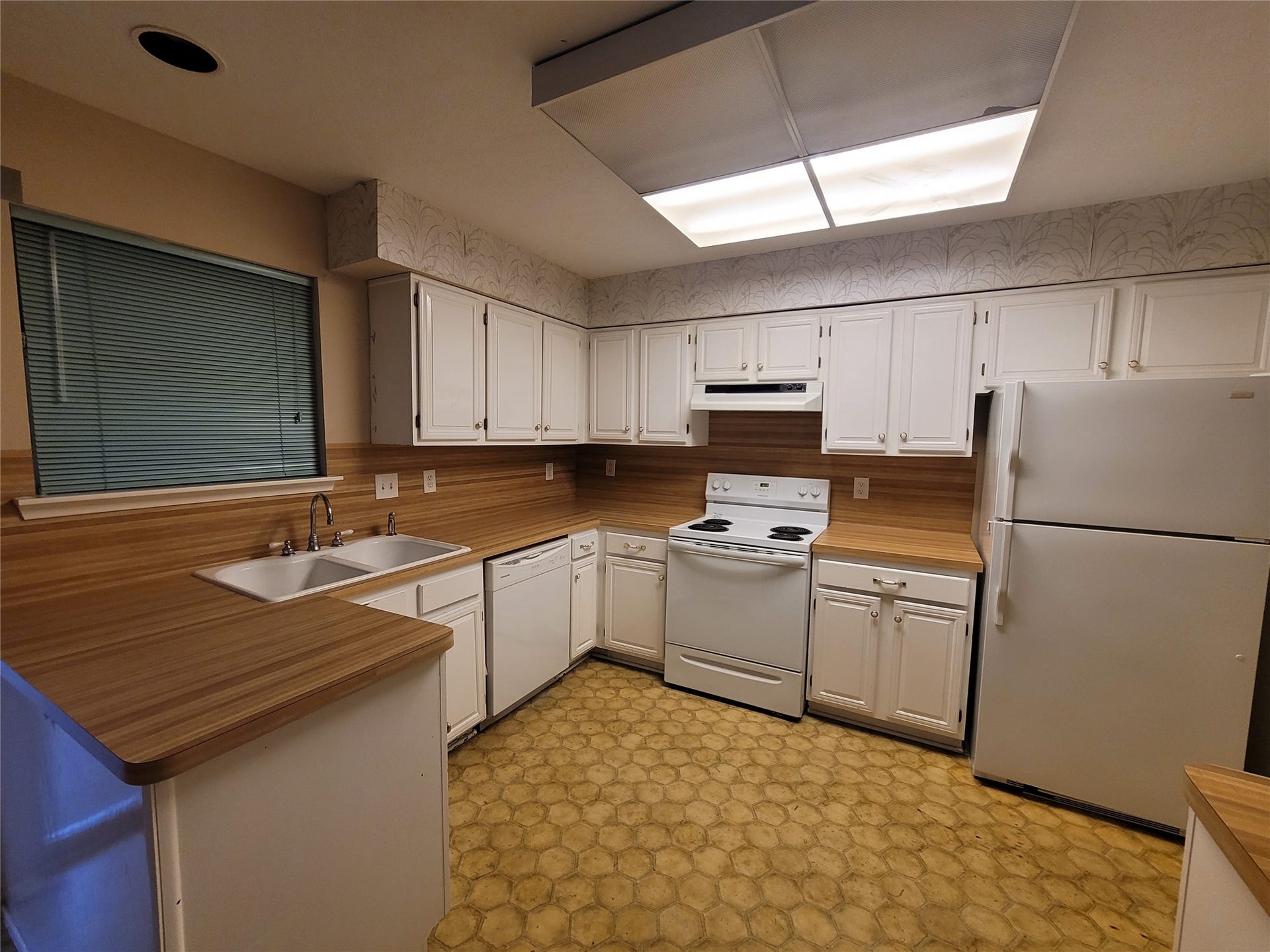 5835 Village Forest Court, Houston, TX 77092 Kitchen