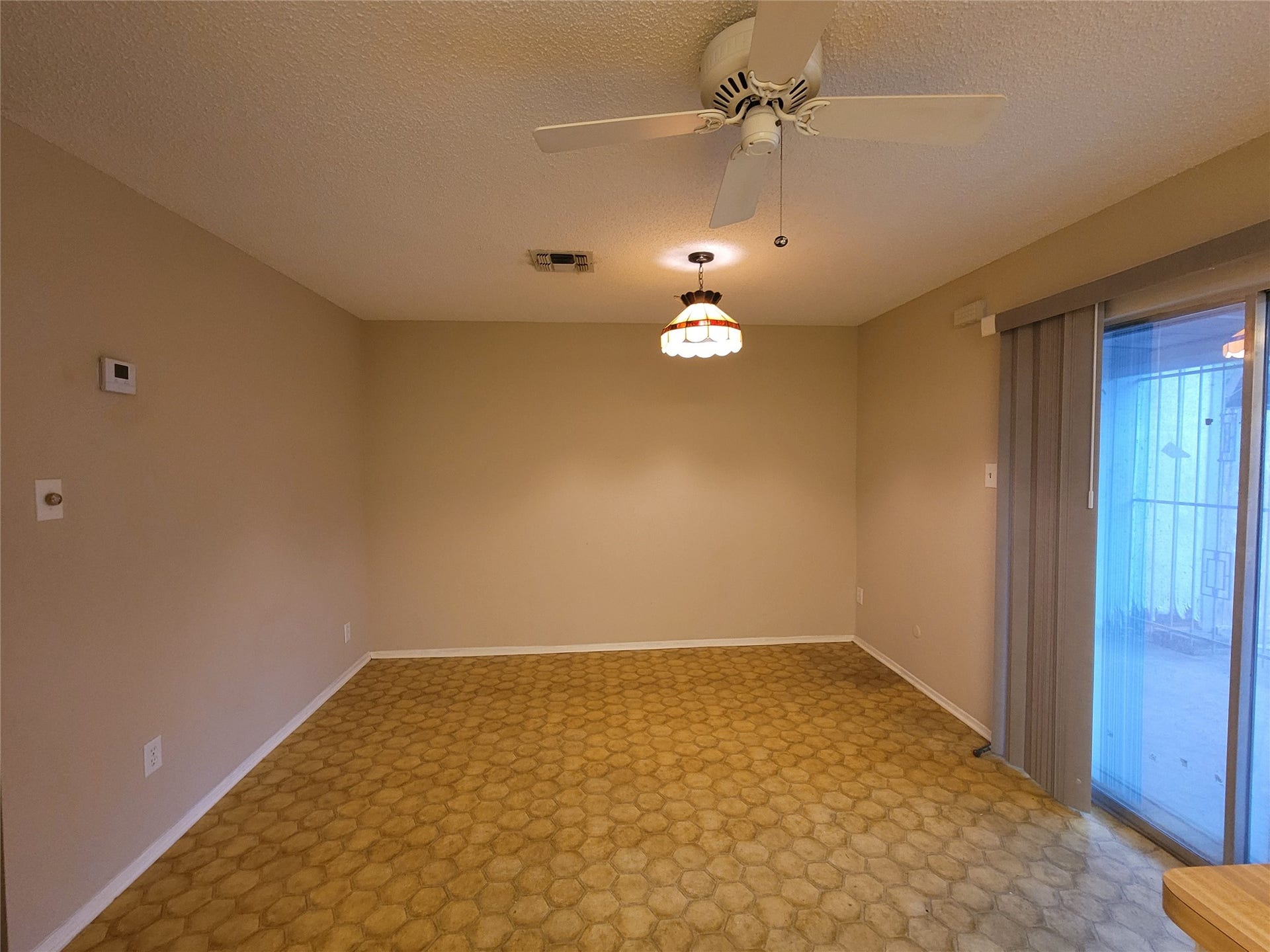 5835 Village Forest Court, Houston, TX 77092 Dinning room