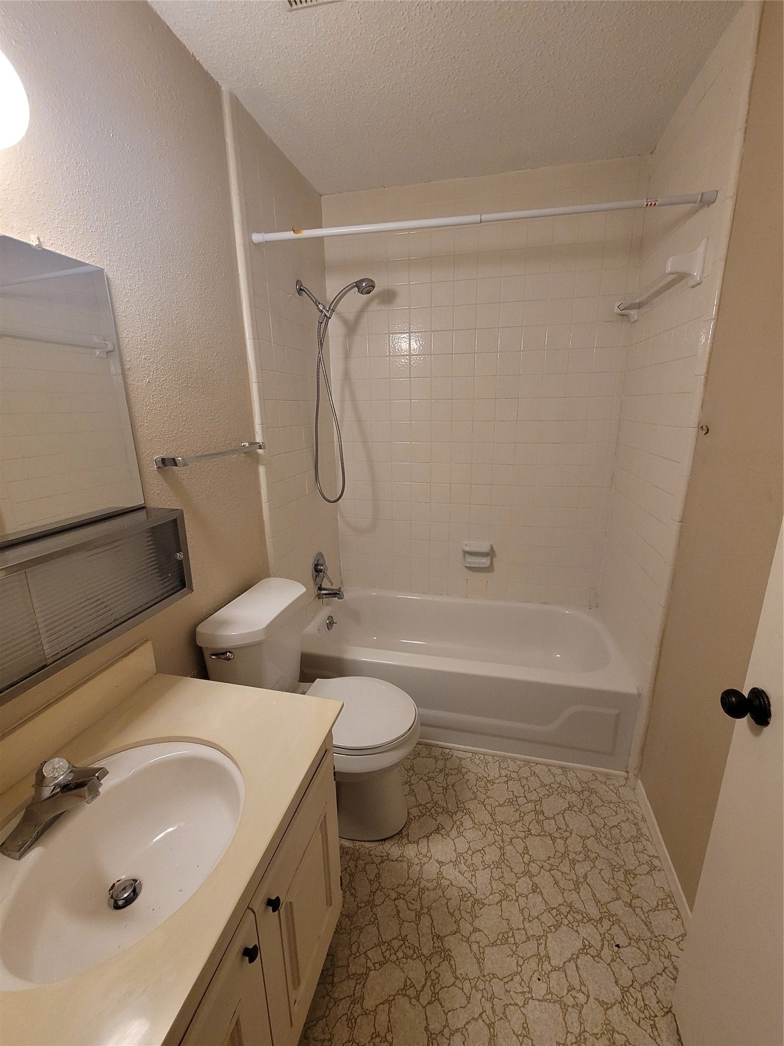 5835 Village Forest Court, Houston, TX 77092 Secondary Bath