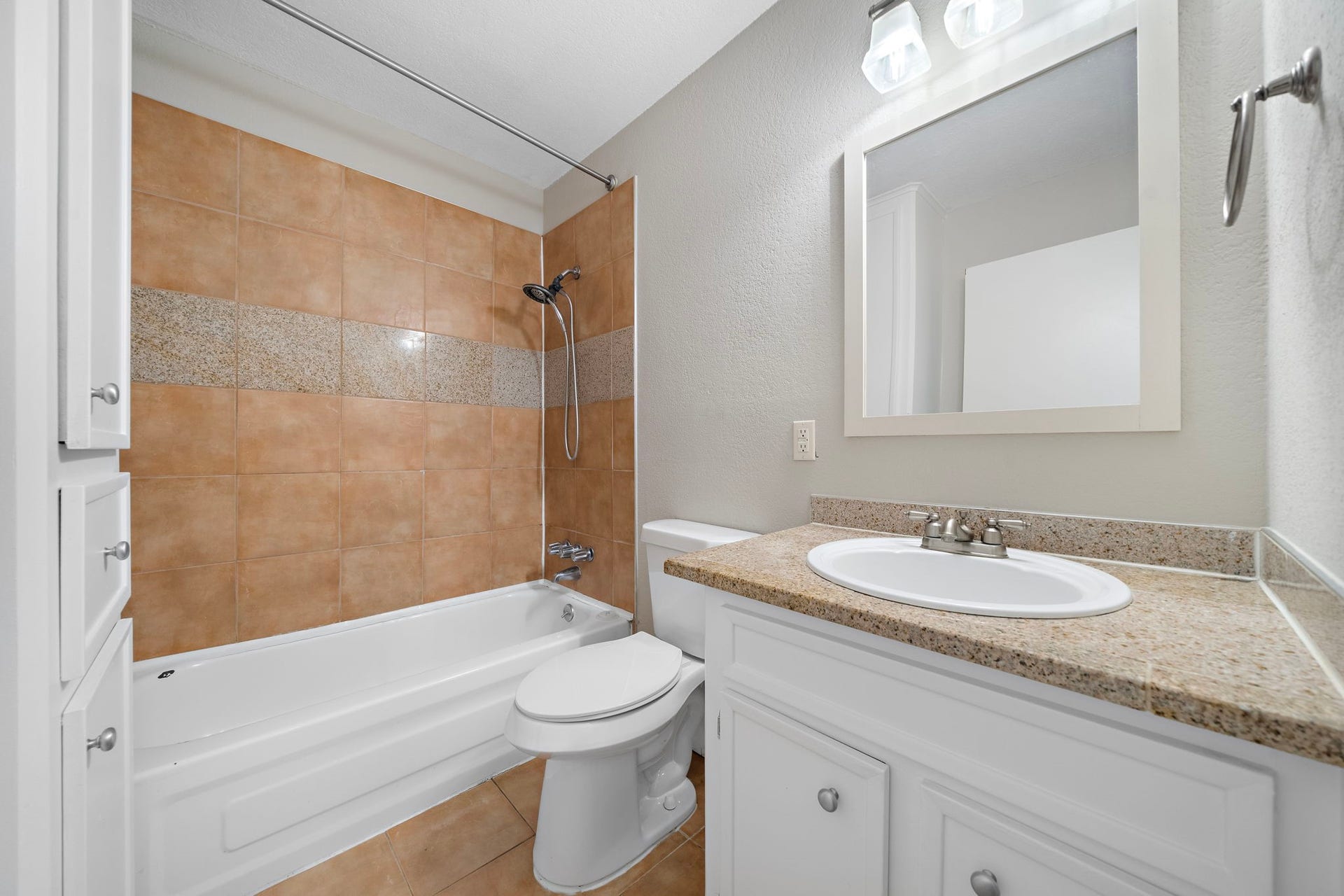 4618 Mckinney Street, #4, Houston, TX 77023 Bathroom