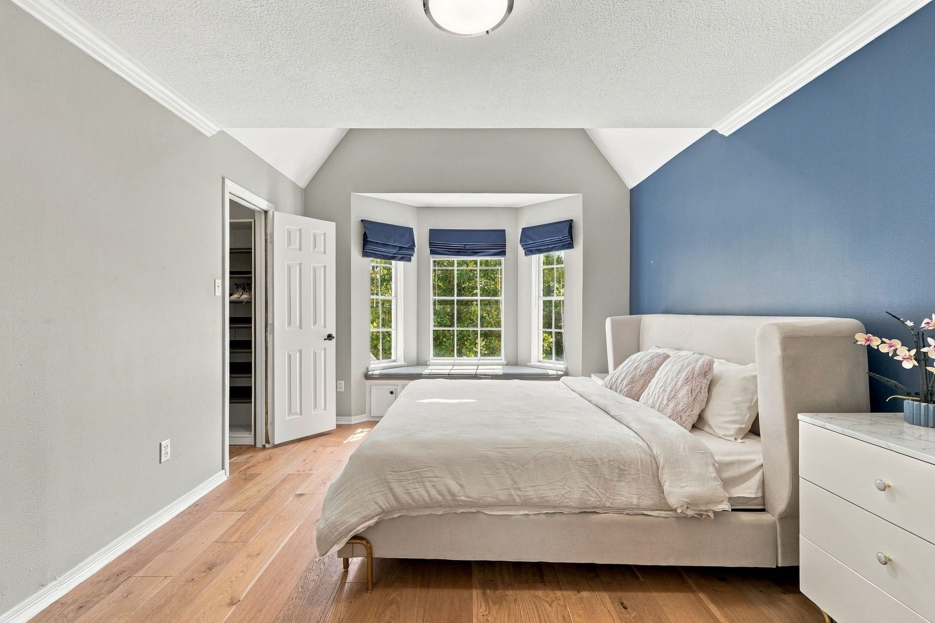 22 Hillside View Place, The Woodlands, TX 77381 Bedroom 3 offers its own distinctive character with beautiful hardwood floors a charming bay window and a private loft above.