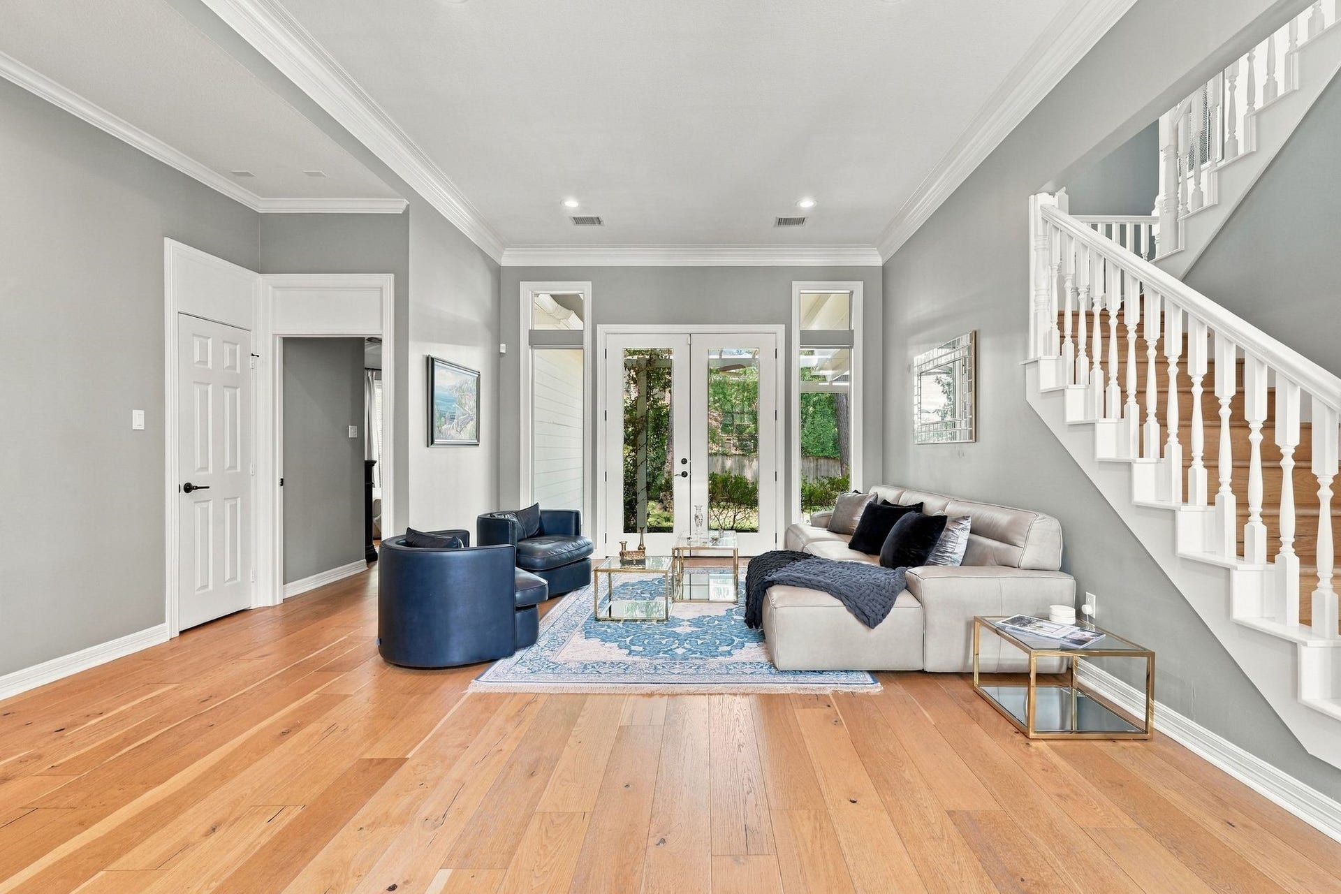 22 Hillside View Place, The Woodlands, TX 77381 This beautifully flexible living space offers room to create an intimate conversation area, elegant sitting room or sophisticated space for entertaining guests.