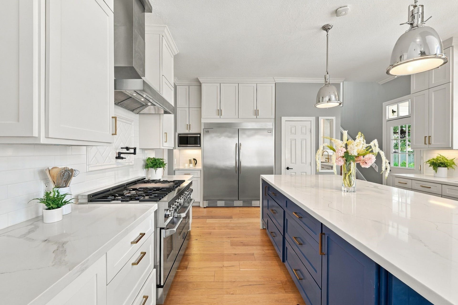22 Hillside View Place, The Woodlands, TX 77381 The beautifully renovated chef's kitchen features an oversized statement island, quartz countertops, professional style appliances and abundant custom cabinetry. It offers plenty of additional storage in the large walk in pantry.