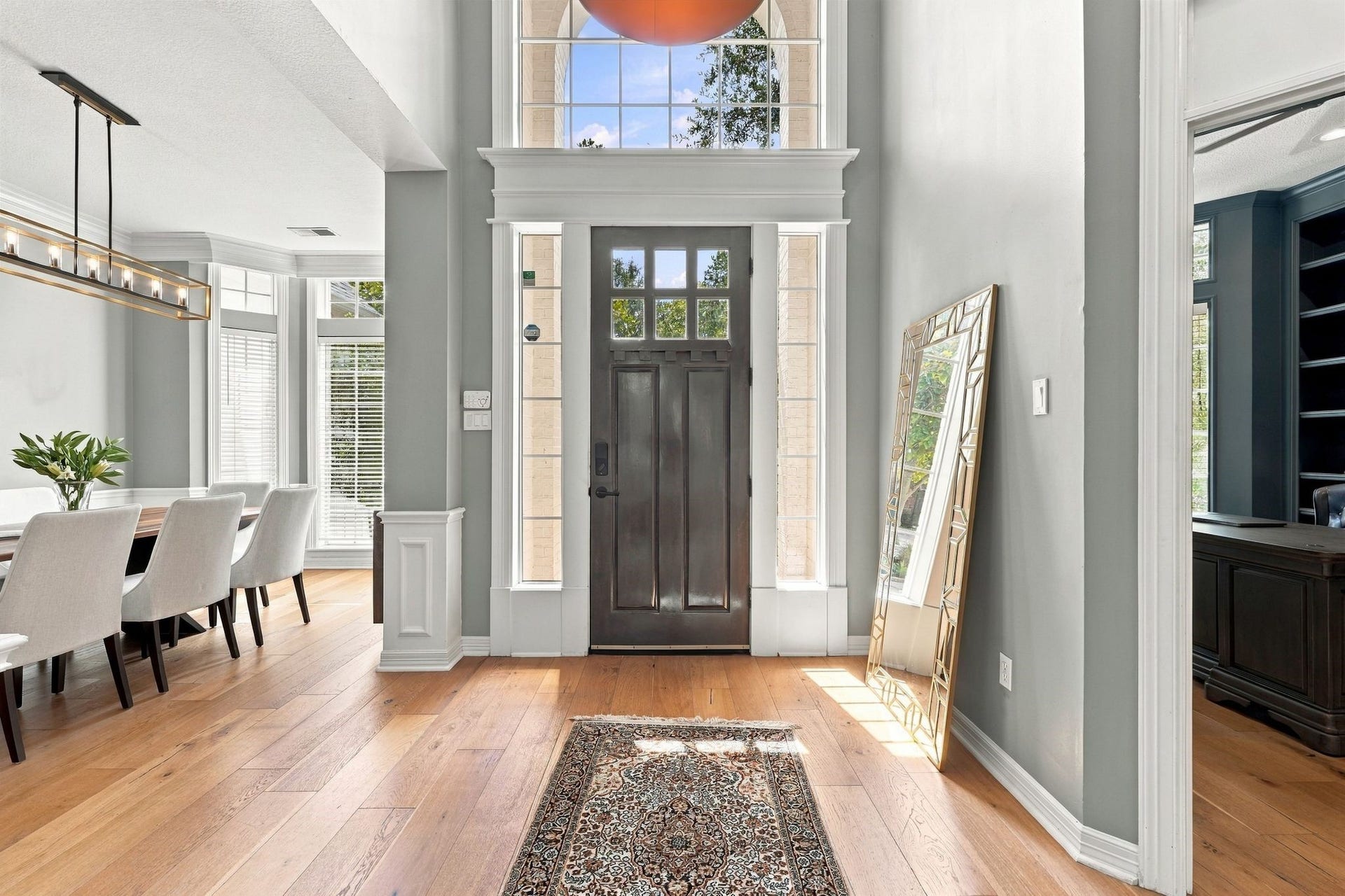 22 Hillside View Place, The Woodlands, TX 77381 The impressive two story foyer welcomes you with soaring ceilings, beautiful hardwood flooring and elegant architectural details.