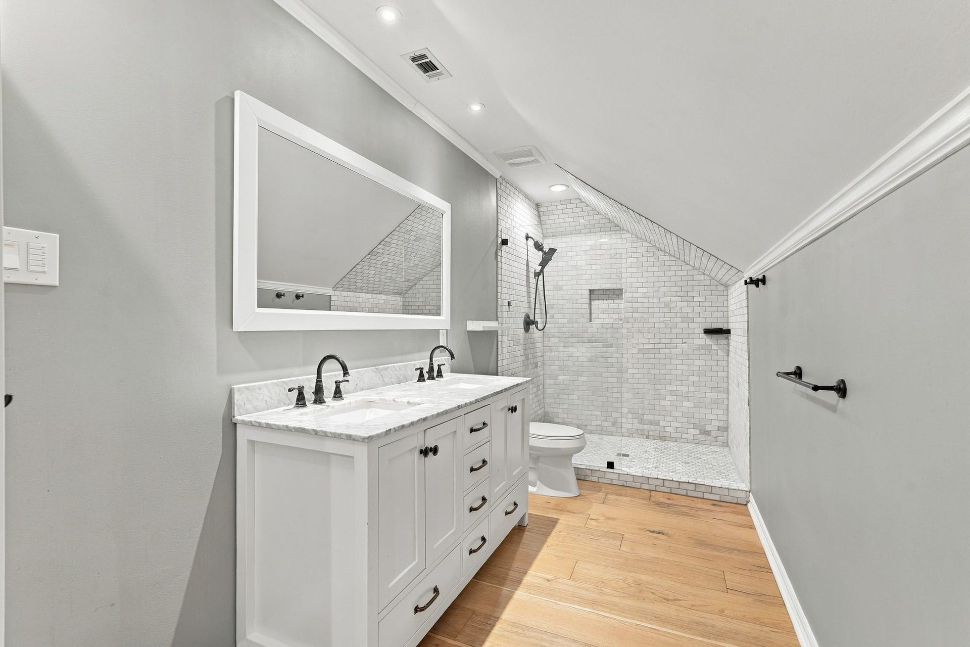 22 Hillside View Place, The Woodlands, TX 77381 Like bedroom 2, this spacious suite enjoys a beautifully renovated private en-suite bath with dual sinks and an oversized walk in shower.