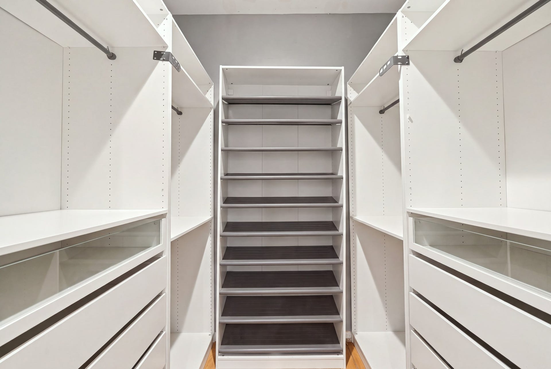 22 Hillside View Place, The Woodlands, TX 77381 This is one of two walk in closets in the primary suite.