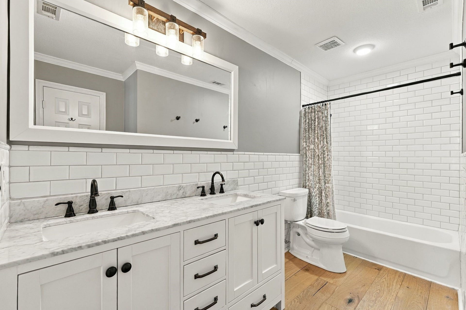 22 Hillside View Place, The Woodlands, TX 77381 Another beautifully updated bathroom serves bedroom 4, and carries the home's cohesive finishes throughout, with dual sinks, generous storage and a pretty shower/tub combination.