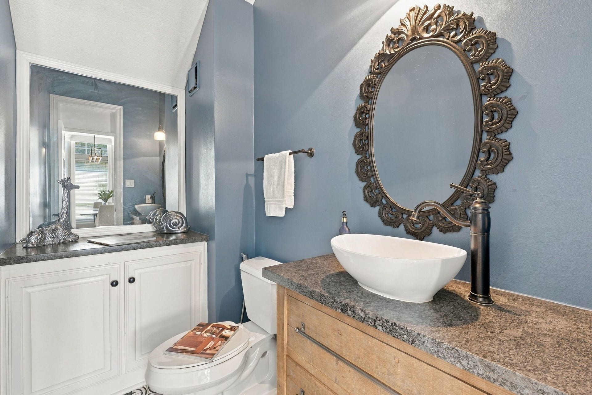 22 Hillside View Place, The Woodlands, TX 77381 Beautifully appointed half bath located on the first floor.