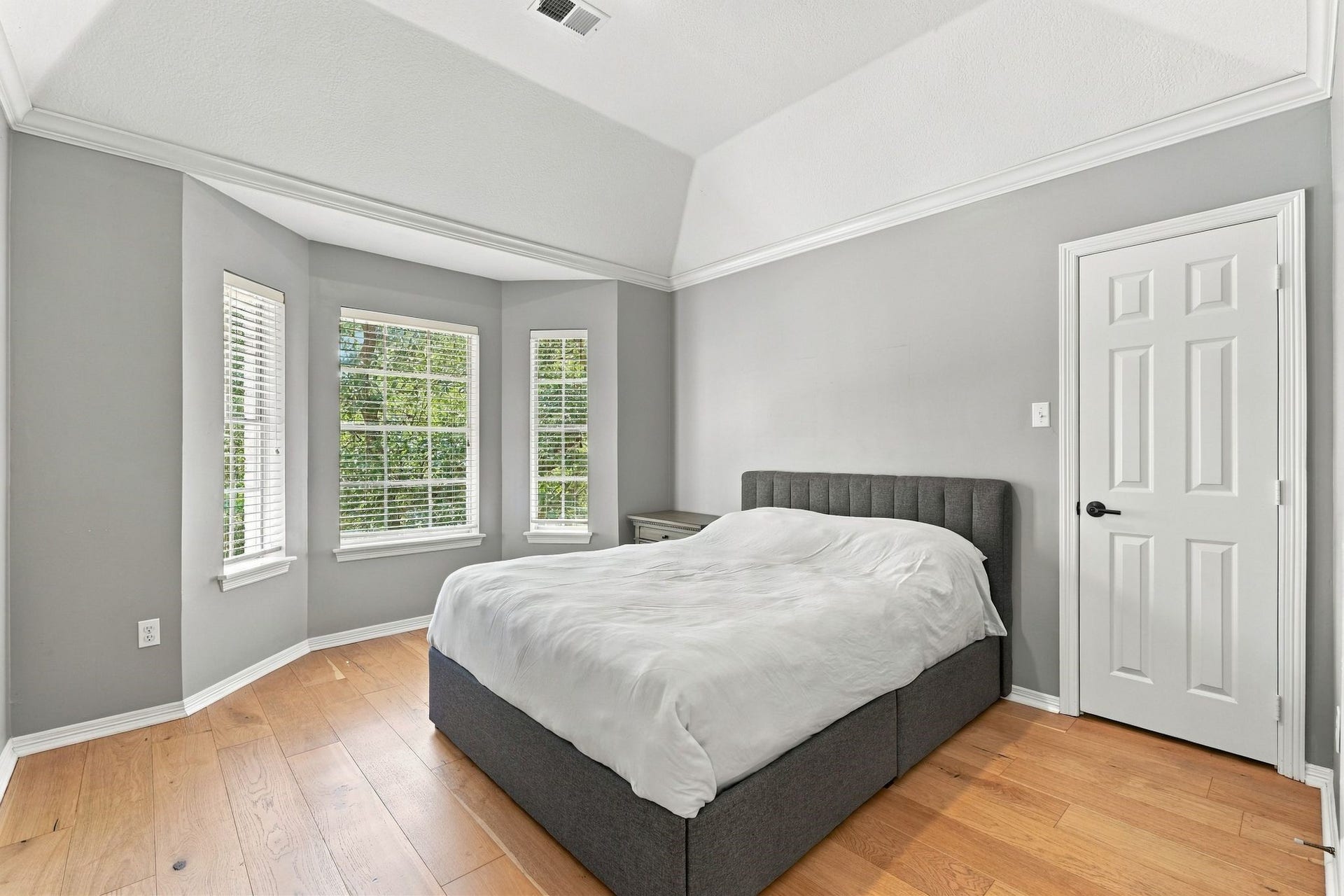 22 Hillside View Place, The Woodlands, TX 77381 Bedroom 4 continues the home's suite-like design with generous proportions, hardwood floors and a large custom walk in closet.