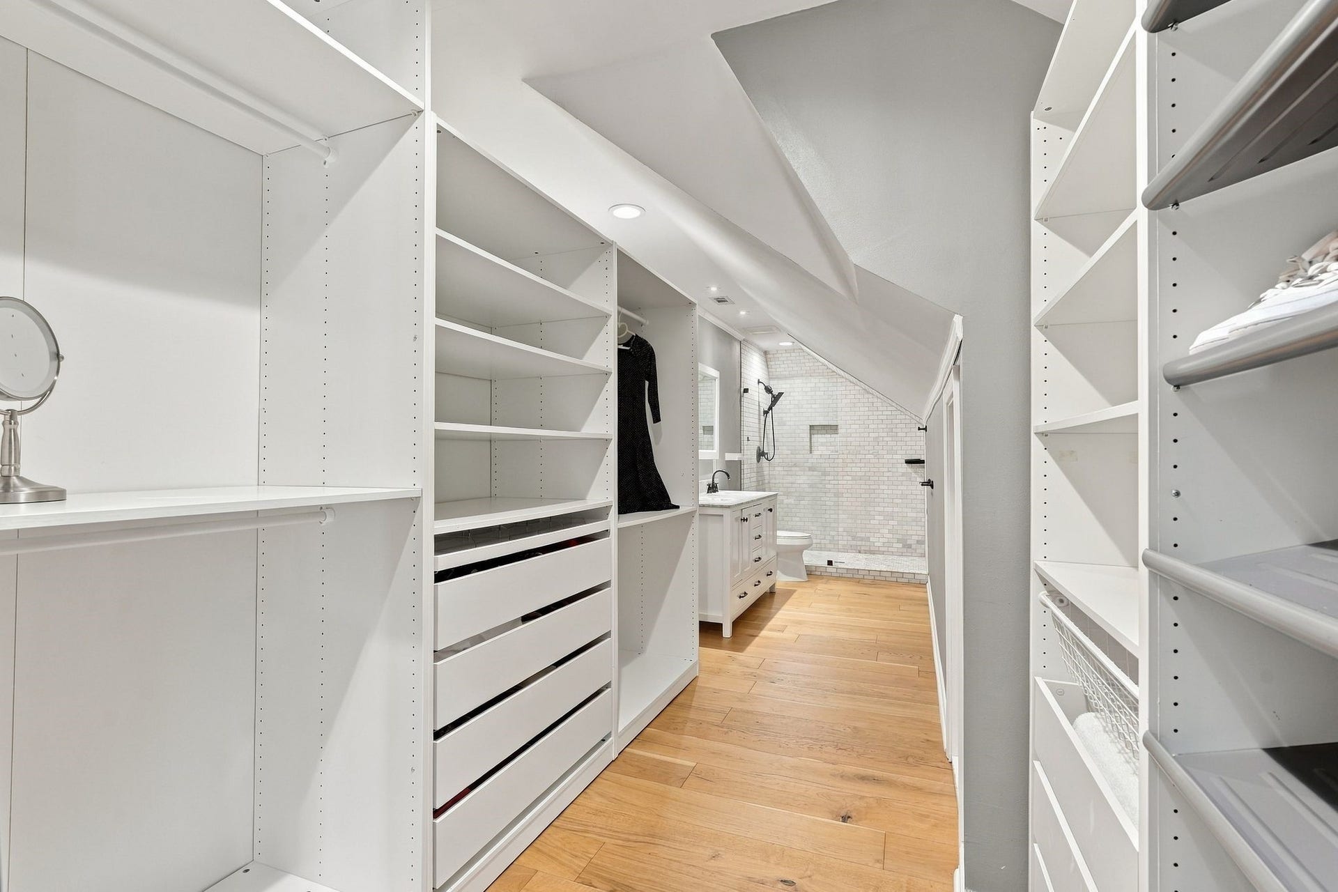 22 Hillside View Place, The Woodlands, TX 77381 A generous custom dressing room connects to the en-suite bath and offers extensive built-in storage.