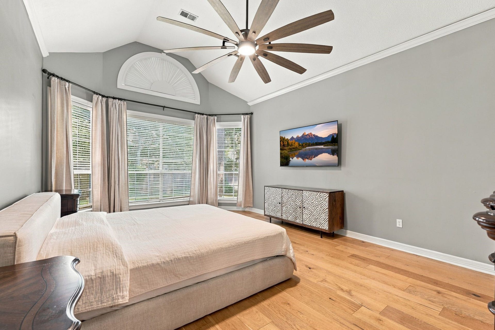 22 Hillside View Place, The Woodlands, TX 77381 Spacious first-floor primary retreat features soaring ceilings beautiful hardwood floors and abundant natural light.