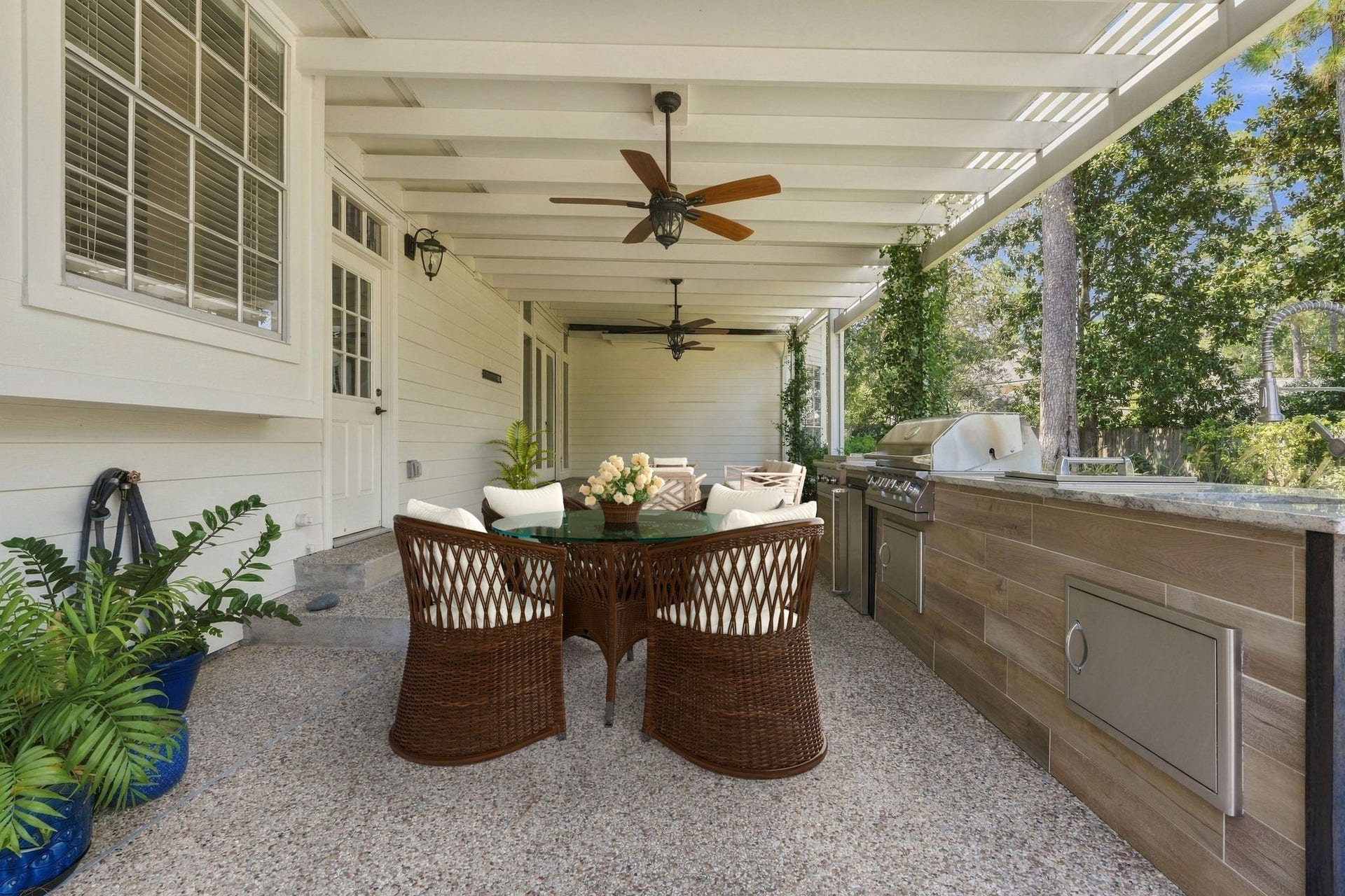 22 Hillside View Place, The Woodlands, TX 77381 Enjoy relaxing evenings on this large covered patio overlooking the serene wooded backyard. VIRTUALLY STAGED