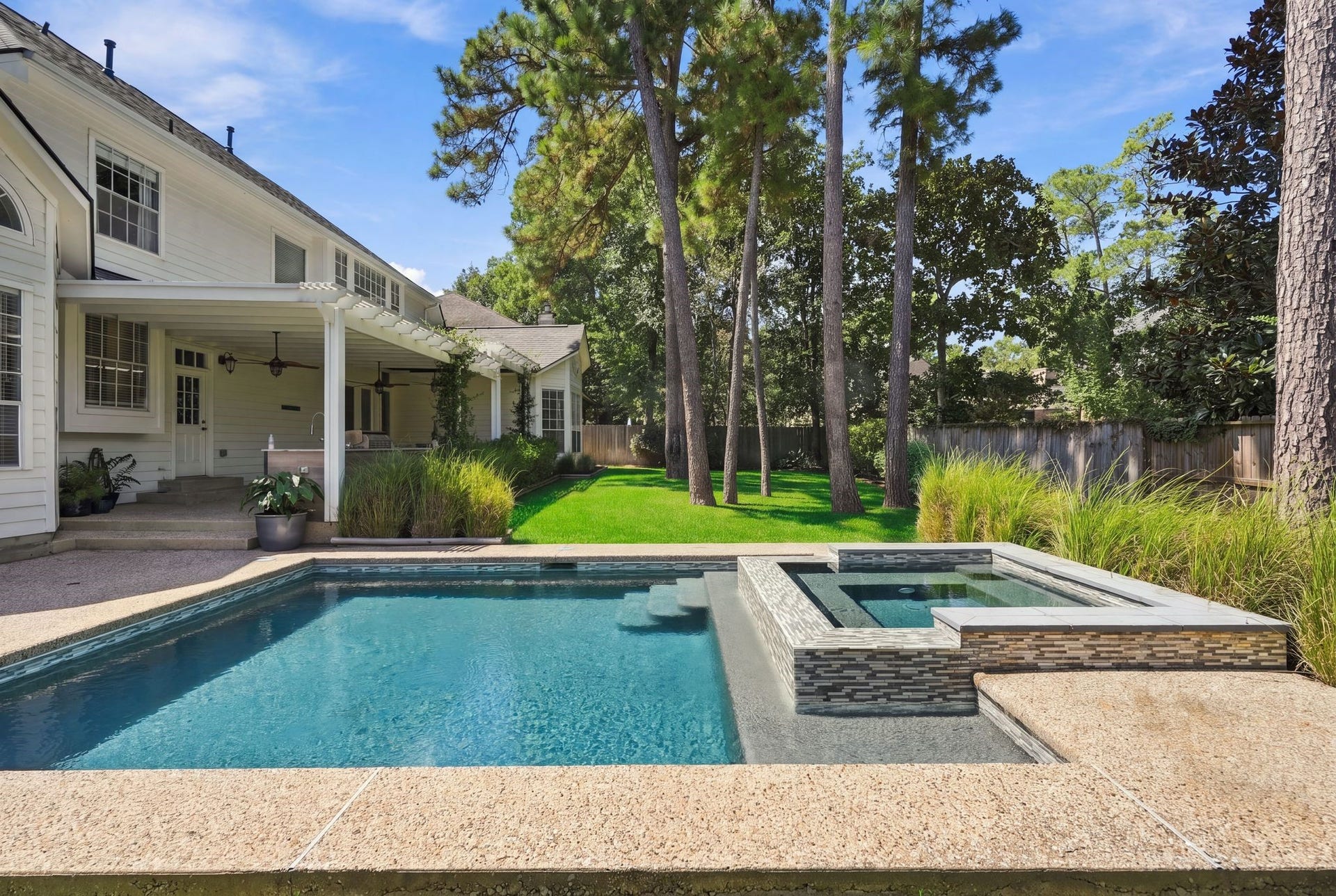 22 Hillside View Place, The Woodlands, TX 77381 22 Hillside View Place, The Woodlands, TX 77381