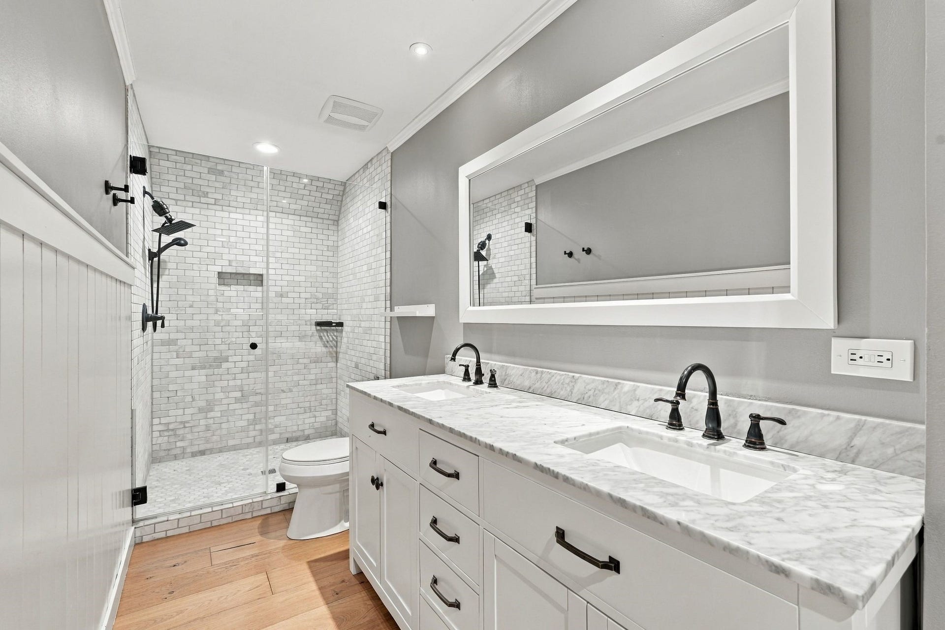 22 Hillside View Place, The Woodlands, TX 77381 Newly updated private en-suite bath features dual sinks, beautiful stone counters, updated cabinetry and an oversized walk in shower.