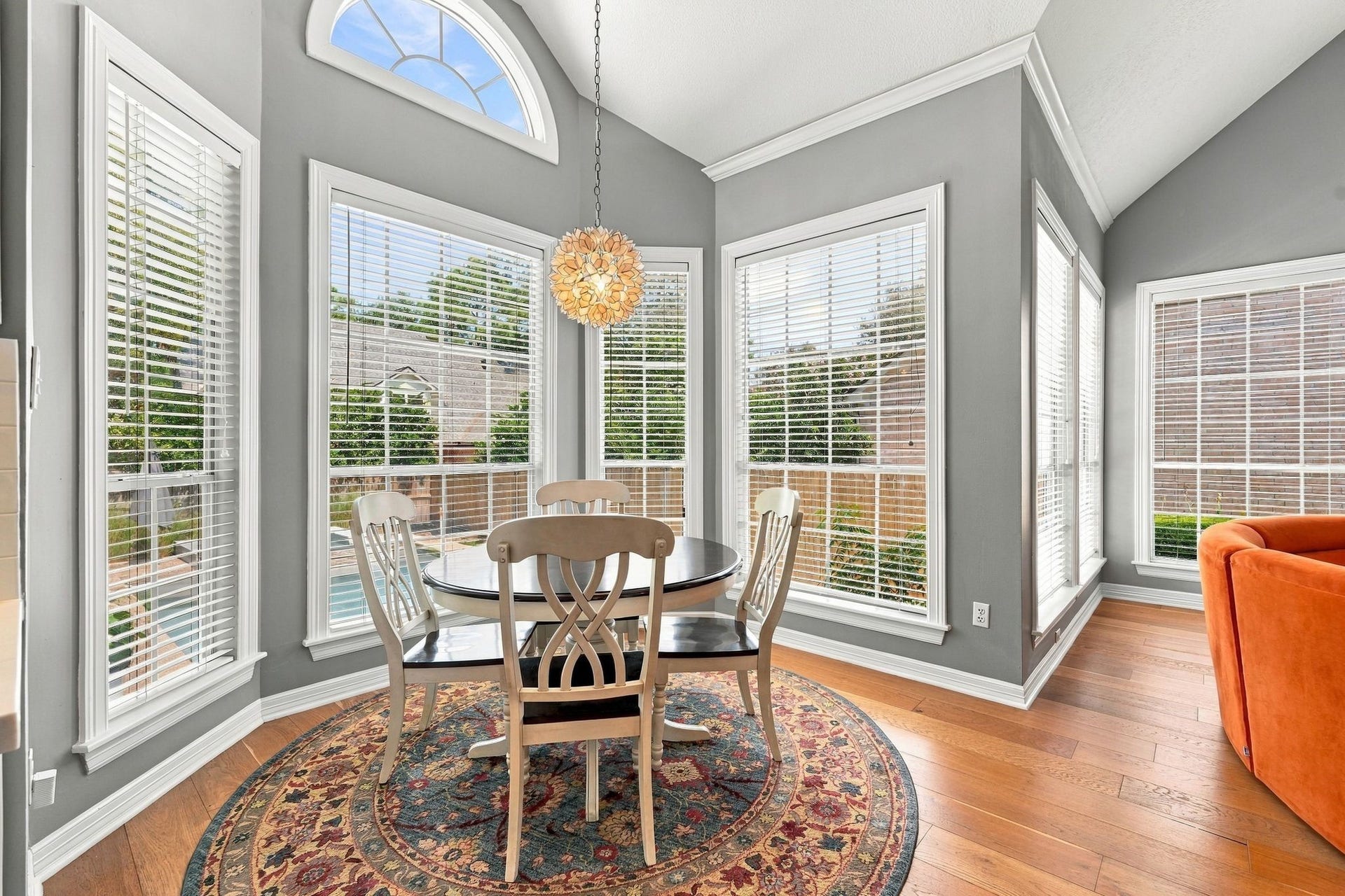 22 Hillside View Place, The Woodlands, TX 77381 The light filled breakfast room is surrounded by windows and offers beautiful views of the backyard.