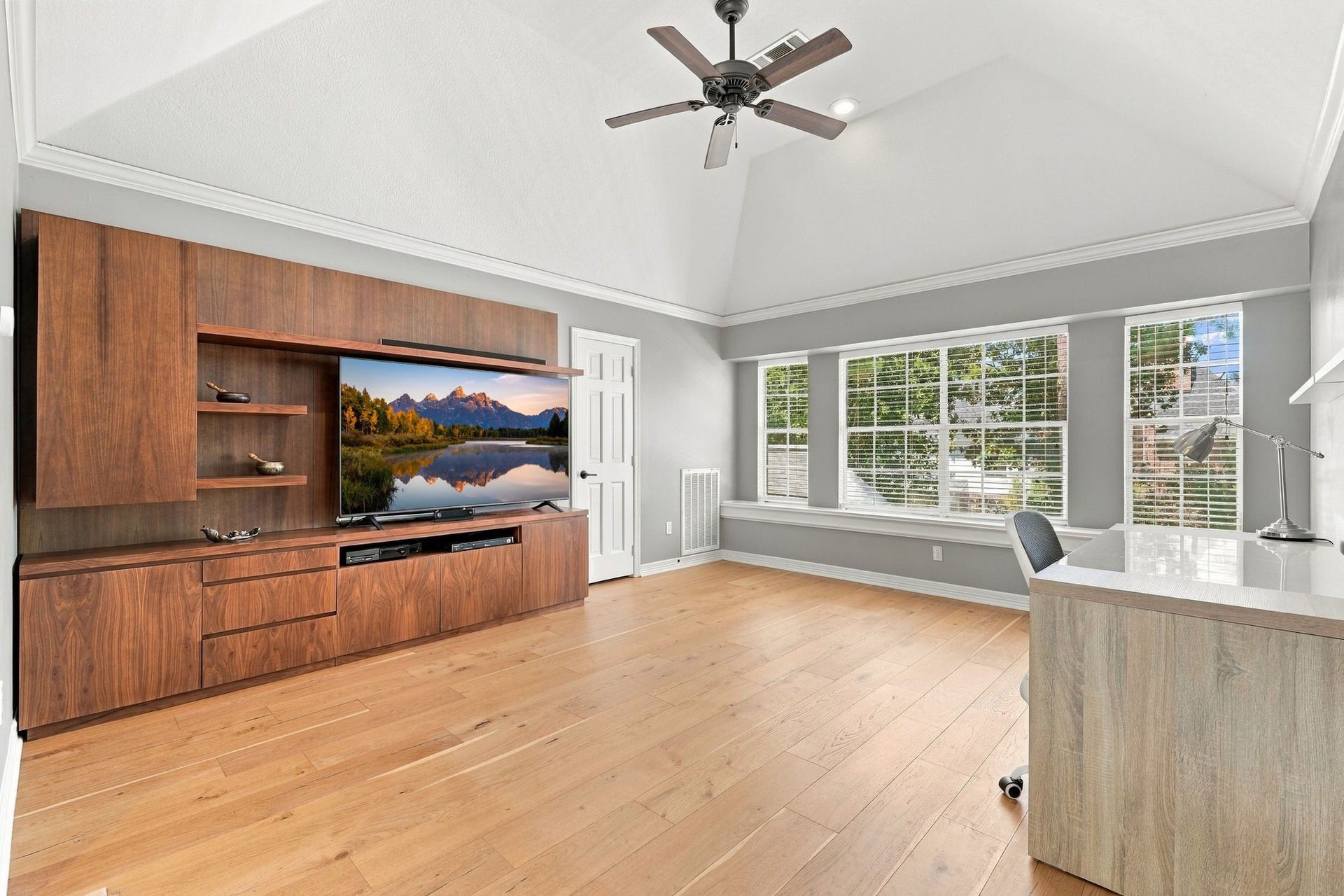 22 Hillside View Place, The Woodlands, TX 77381 With room for multiple activity zones, this versatile game room also features an exceptionally large closet to keep games, electronics and everyday extras neatly tucked away.