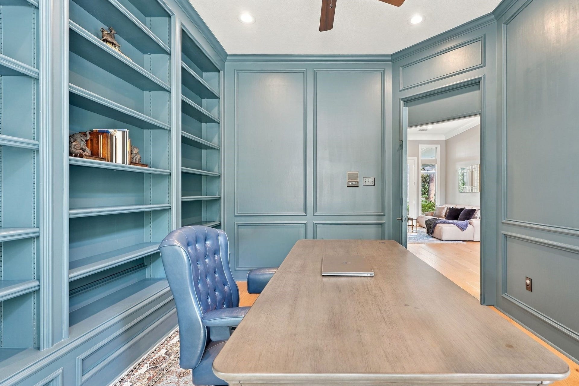 22 Hillside View Place, The Woodlands, TX 77381 The private executive study features custom built-in shelving, rich millwork, hardwood flooring and a beautiful bay window.