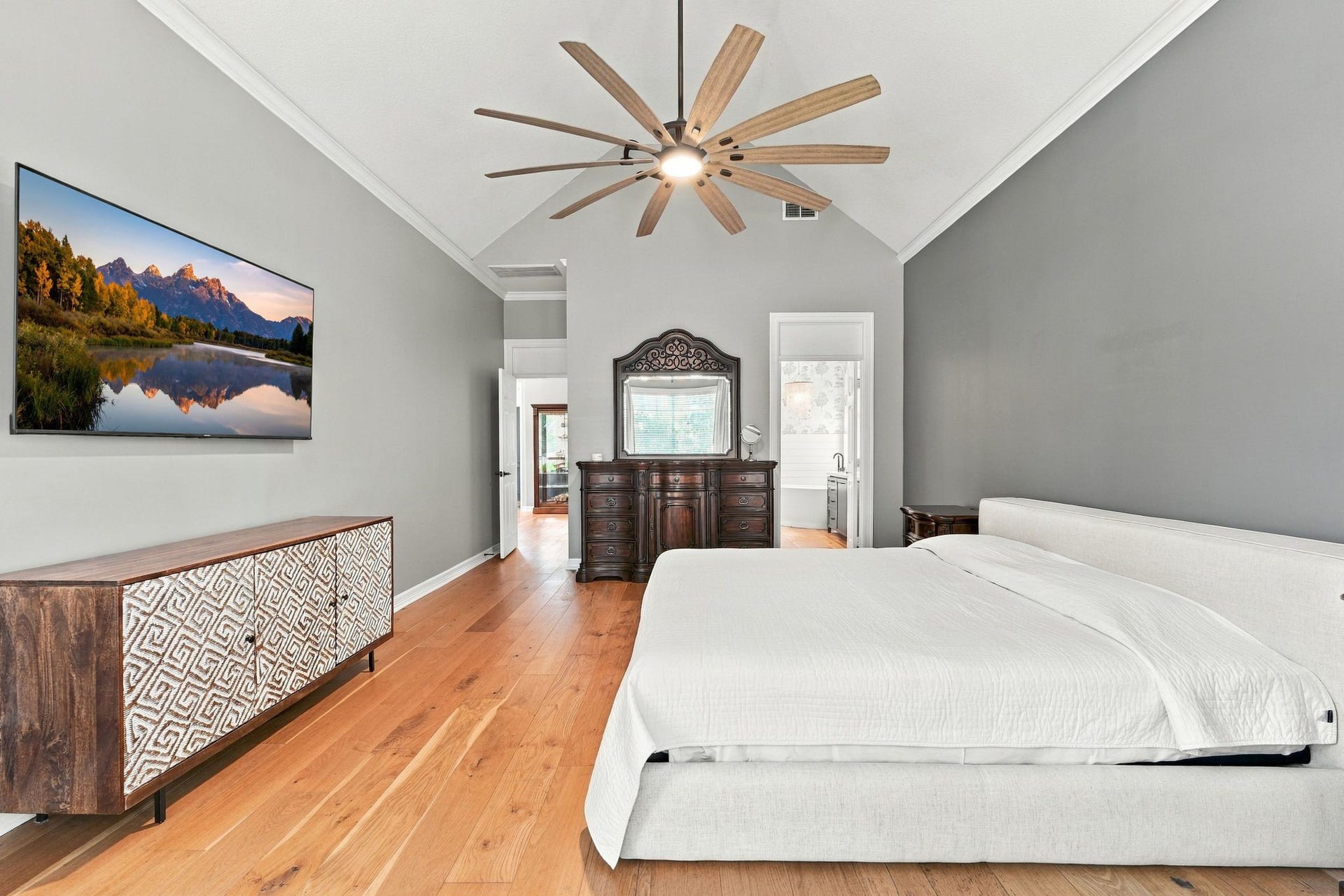 22 Hillside View Place, The Woodlands, TX 77381 Spacious first-floor primary retreat features soaring ceilings beautiful hardwood floors and abundant natural light.