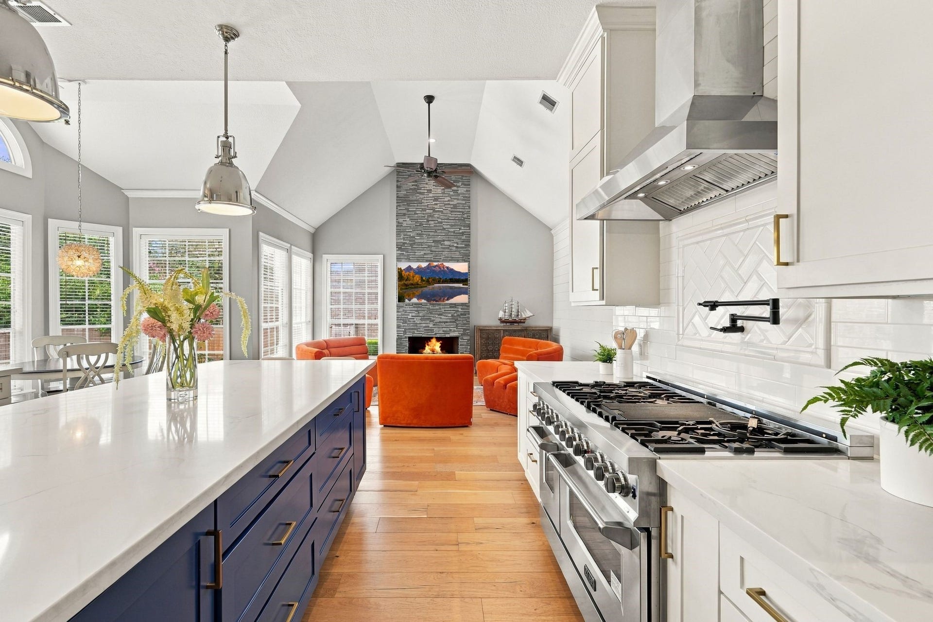 22 Hillside View Place, The Woodlands, TX 77381 The beautifully renovated chef's kitchen features an oversized statement island, quartz countertops, professional style appliances and abundant custom cabinetry.