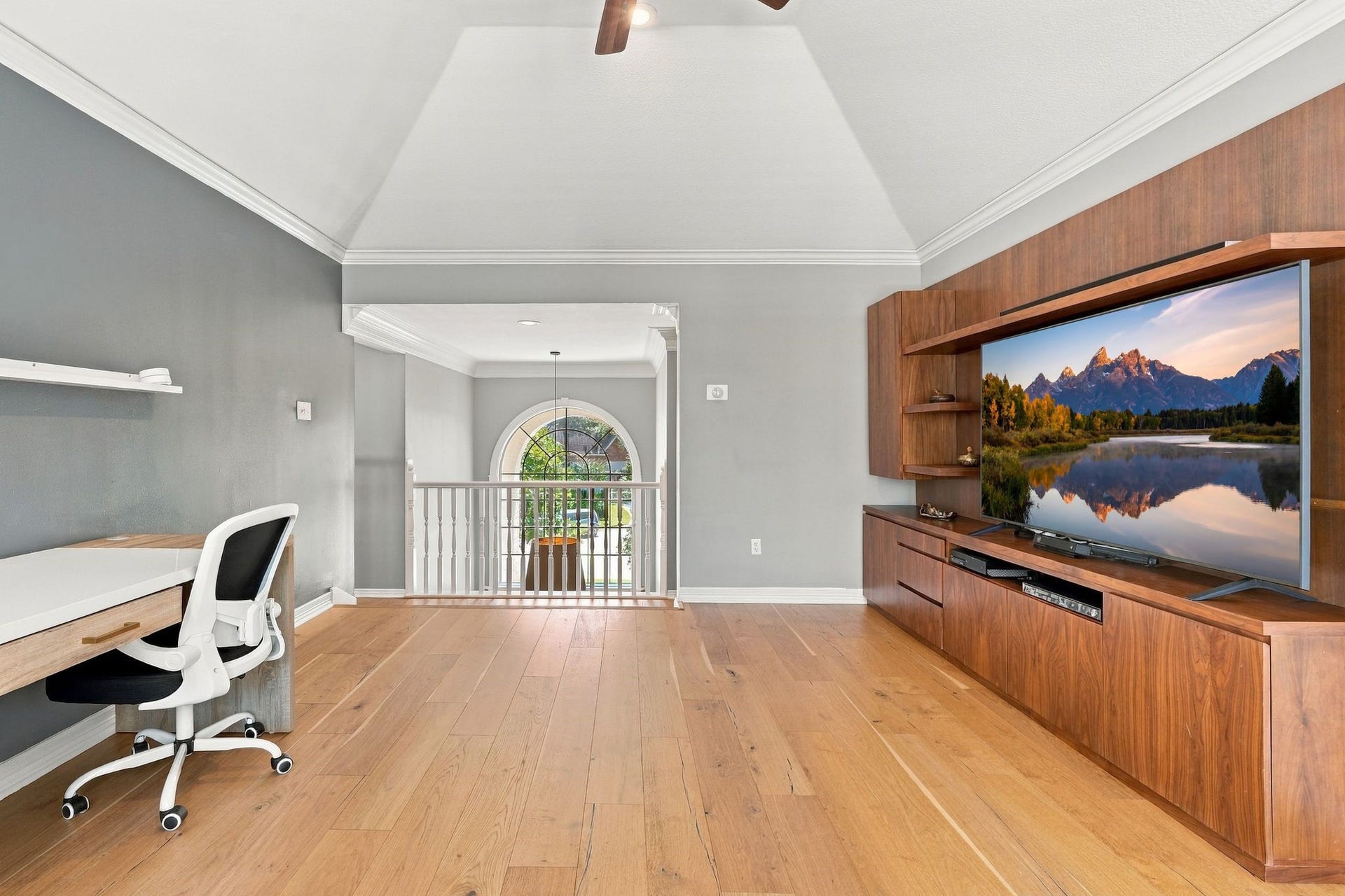 22 Hillside View Place, The Woodlands, TX 77381 The spacious game room offers the perfect setting for movie nights, gaming and casual gatherings, complete with custom built-in entertainment center.