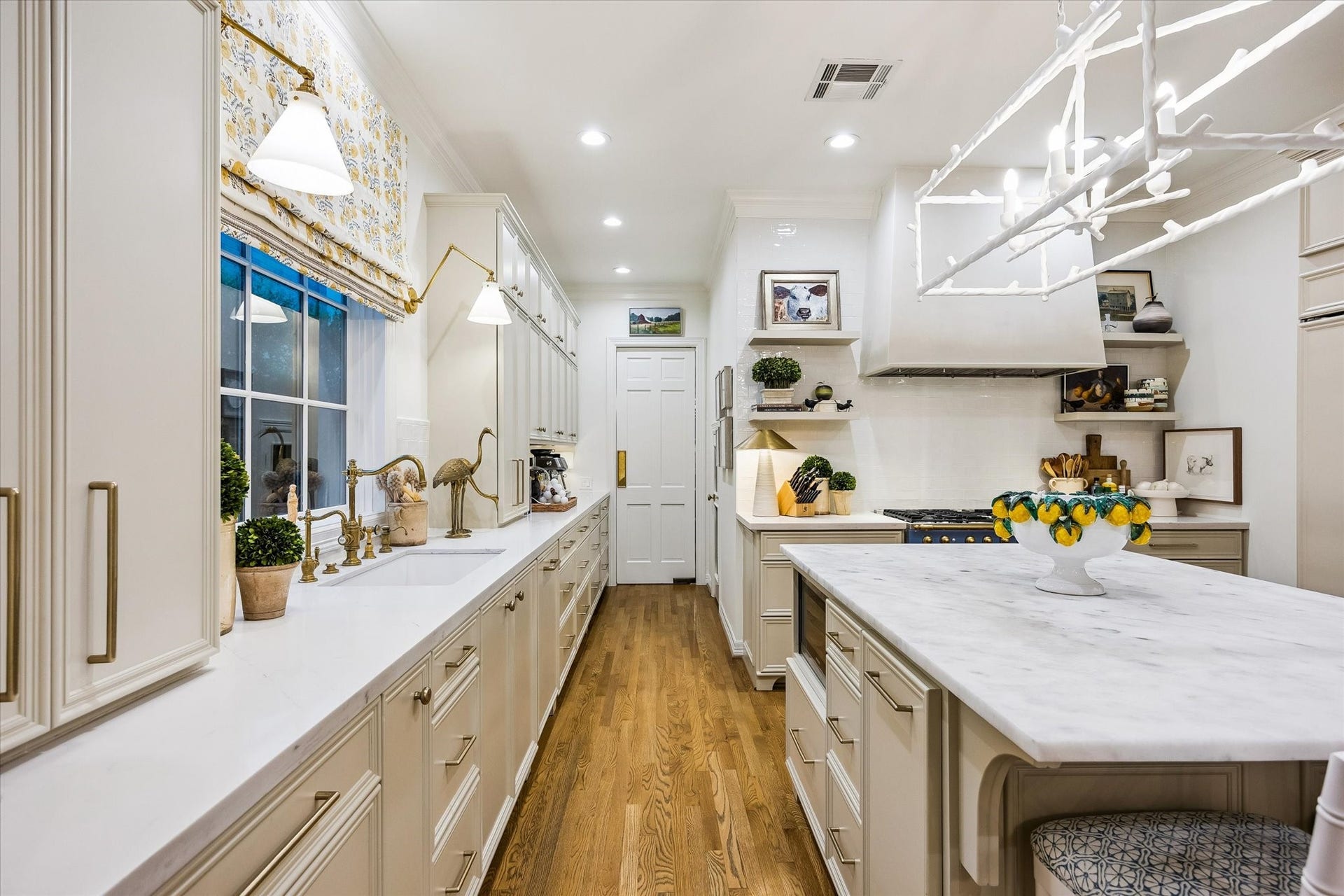 19 E Briar Hollow Lane, Houston, TX 77027 19 E Briar Hollow Lane, Houston, TX 77027