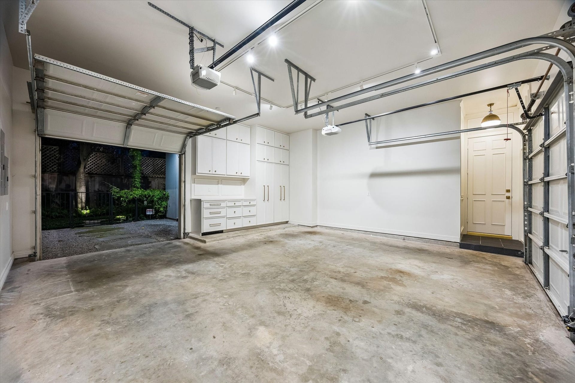 19 E Briar Hollow Lane, Houston, TX 77027 19 E Briar Hollow Lane, Houston, TX 77027